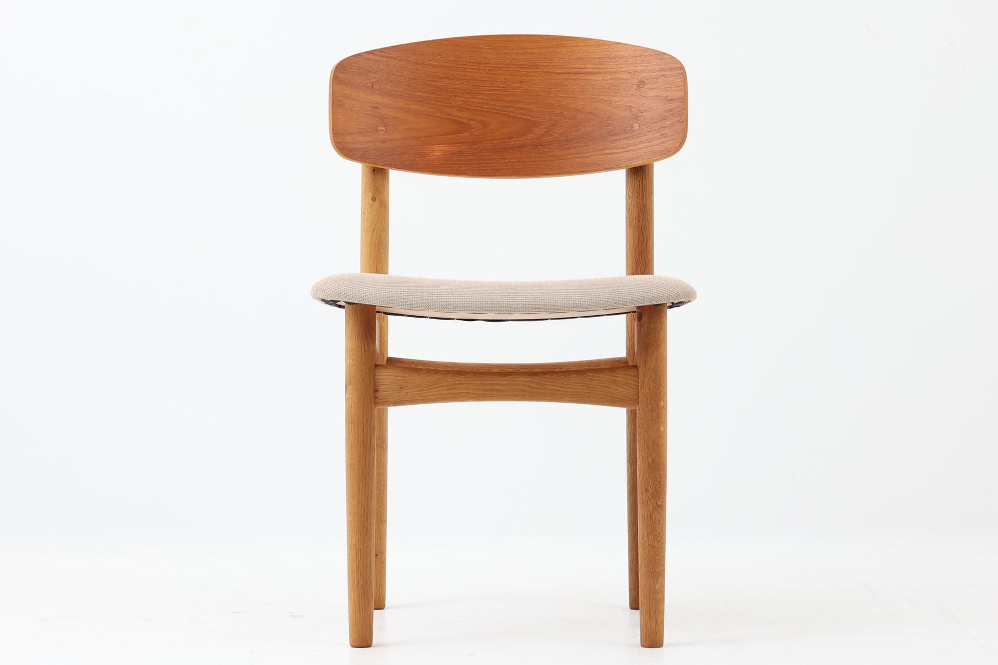 Borge mogensenによるモデル122チェアは、大きな背もたれが特徴的なデザインです。チーク材とオーク材の組み合わせが美しい作品です。