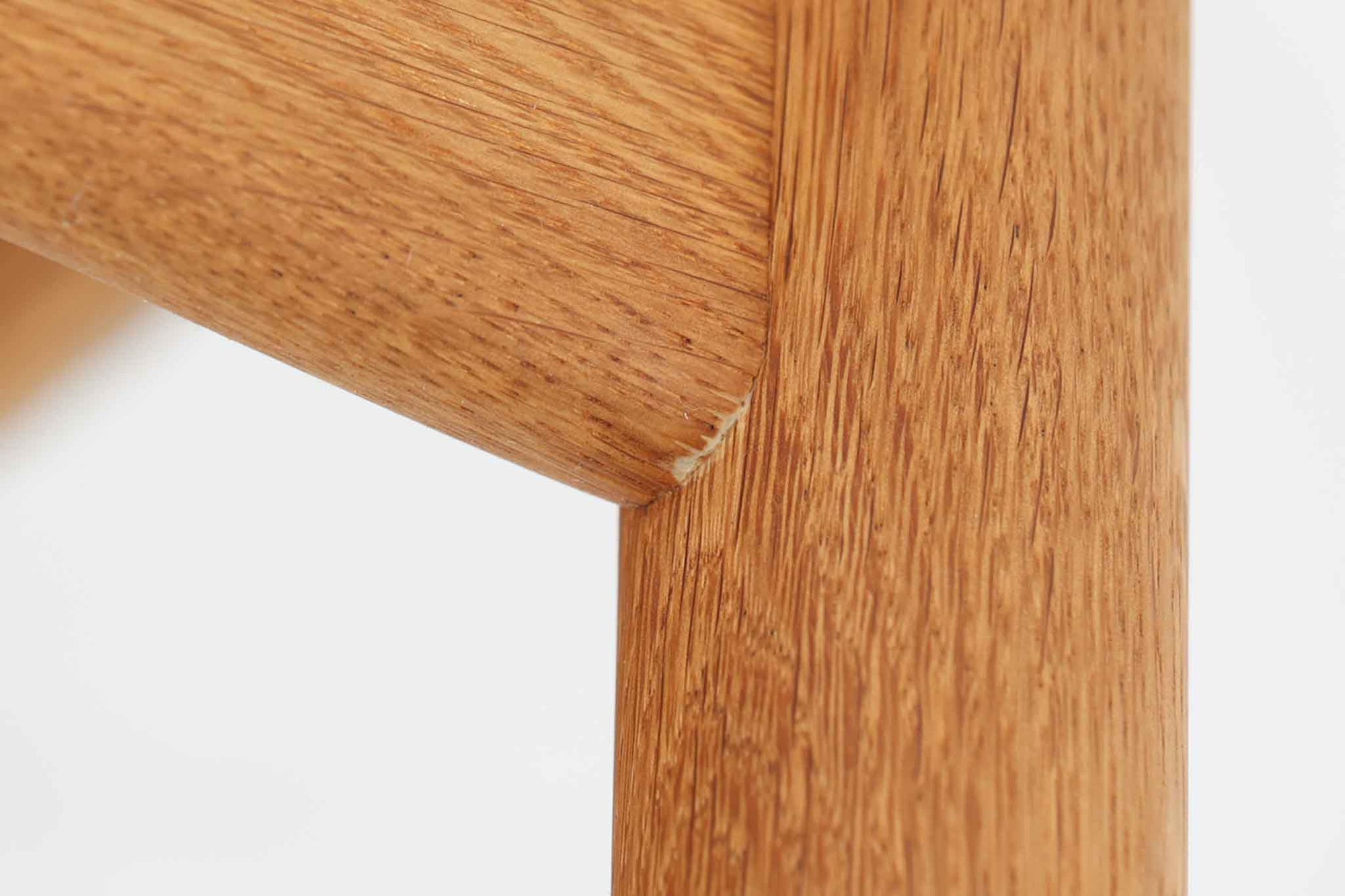 Borge mogensenによるモデル122チェアは、大きな背もたれが特徴的なデザインです。チーク材とオーク材の組み合わせが美しい作品です。