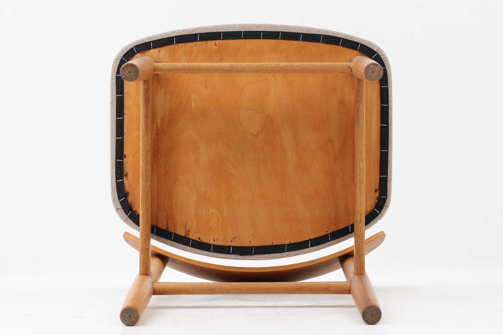 Borge mogensenによるモデル122チェアは、大きな背もたれが特徴的なデザインです。チーク材とオーク材の組み合わせが美しい作品です。