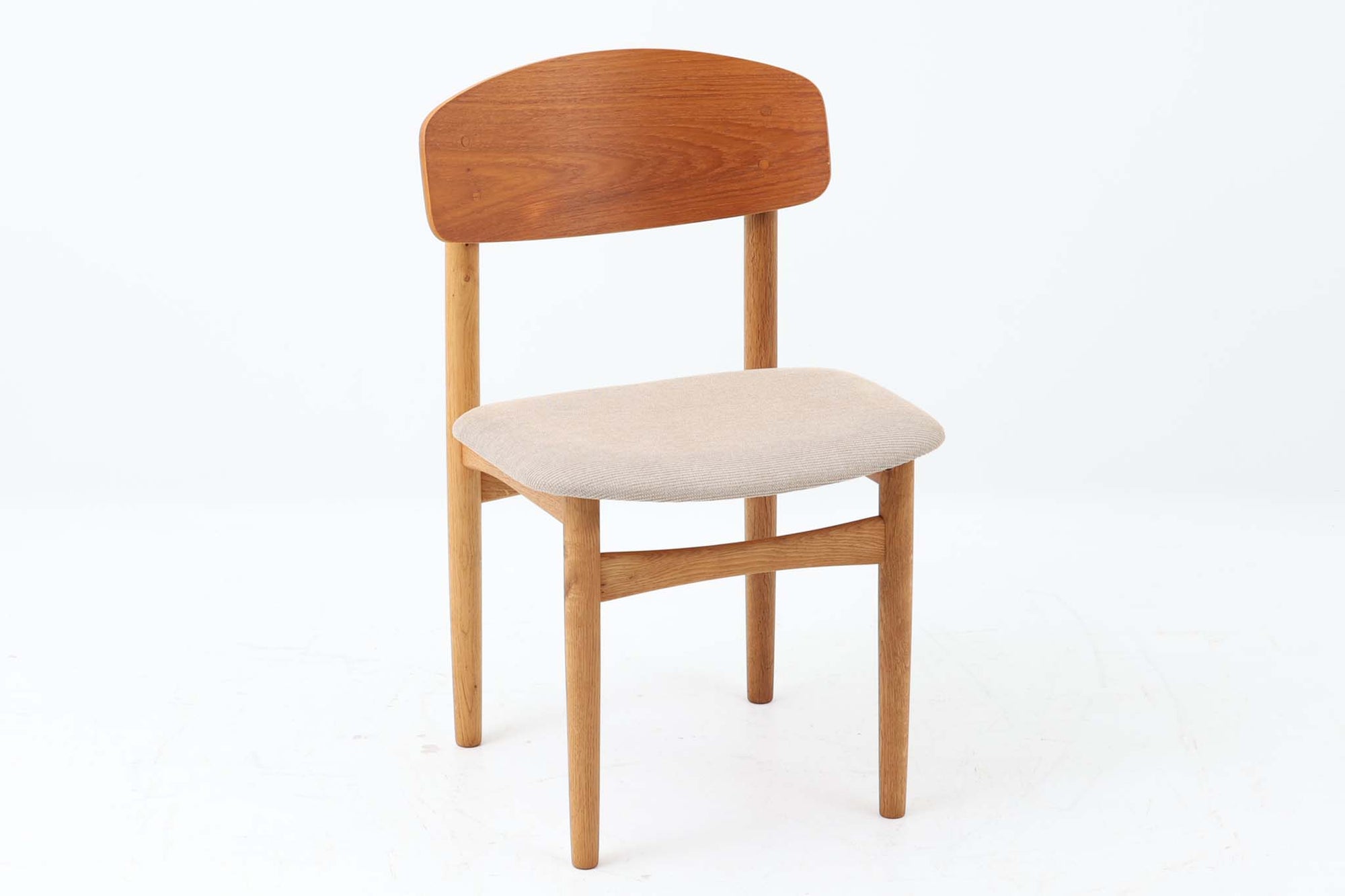 Borge mogensenによるモデル122チェアは、大きな背もたれが特徴的なデザインです。チーク材とオーク材の組み合わせが美しい作品です。