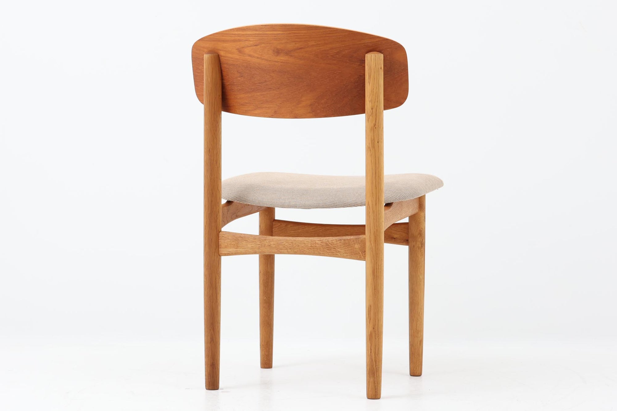 Borge mogensenによるモデル122チェアは、大きな背もたれが特徴的なデザインです。チーク材とオーク材の組み合わせが美しい作品です。
