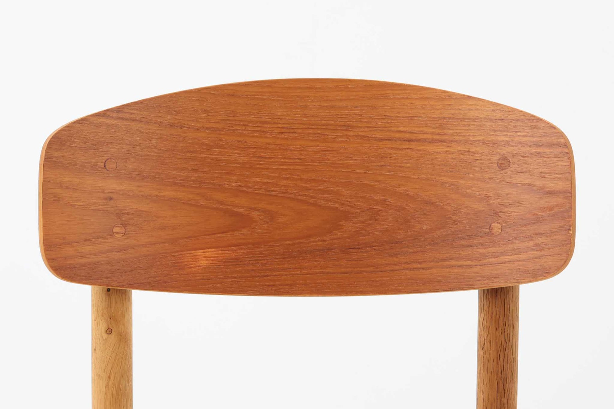 Borge mogensenによるモデル122チェアは、大きな背もたれが特徴的なデザインです。チーク材とオーク材の組み合わせが美しい作品です。