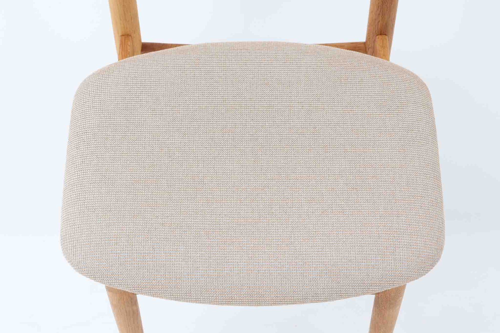 Borge mogensenによるモデル122チェアは、大きな背もたれが特徴的なデザインです。チーク材とオーク材の組み合わせが美しい作品です。