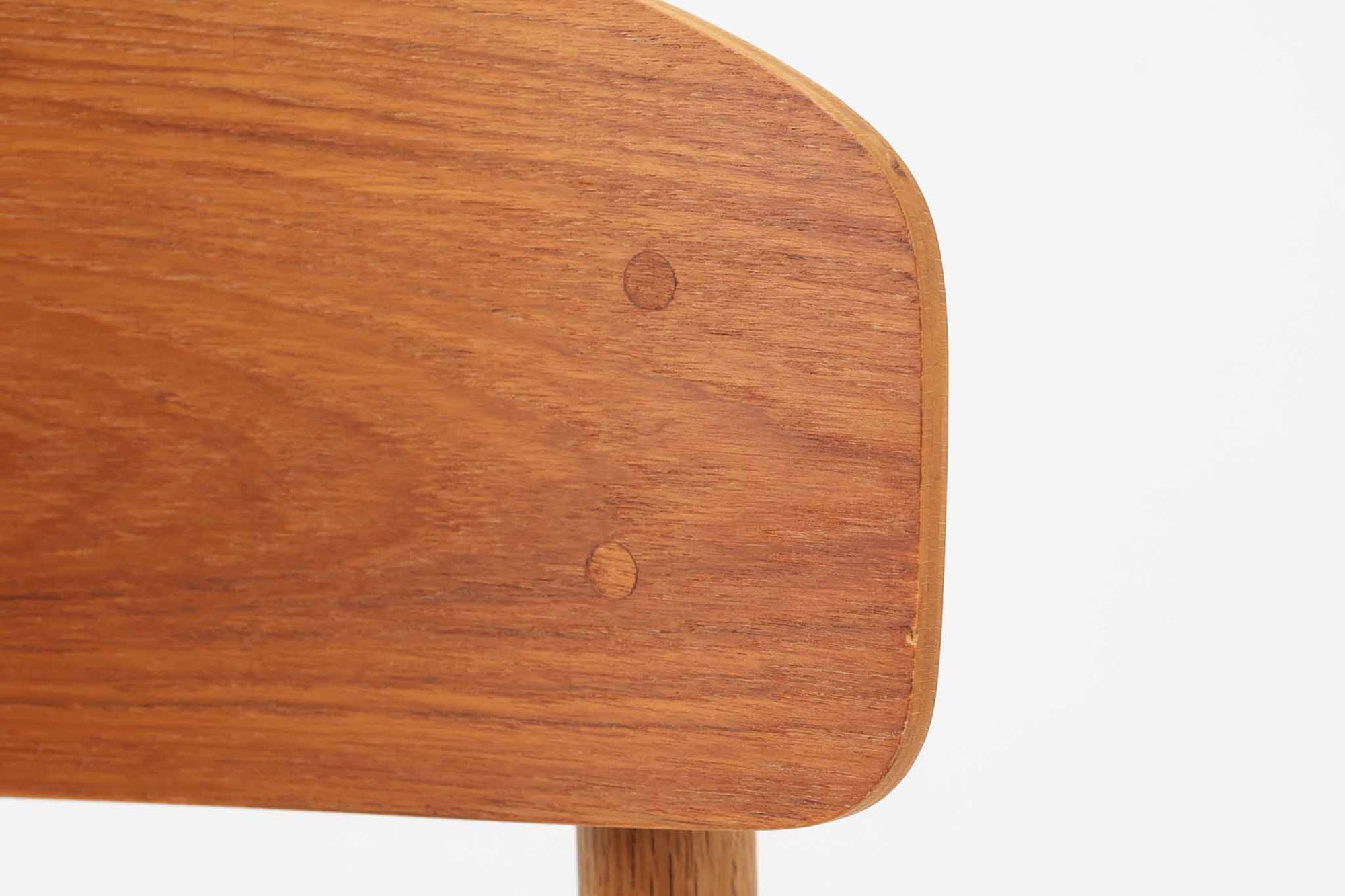 Borge mogensenによるモデル122チェアは、大きな背もたれが特徴的なデザインです。チーク材とオーク材の組み合わせが美しい作品です。