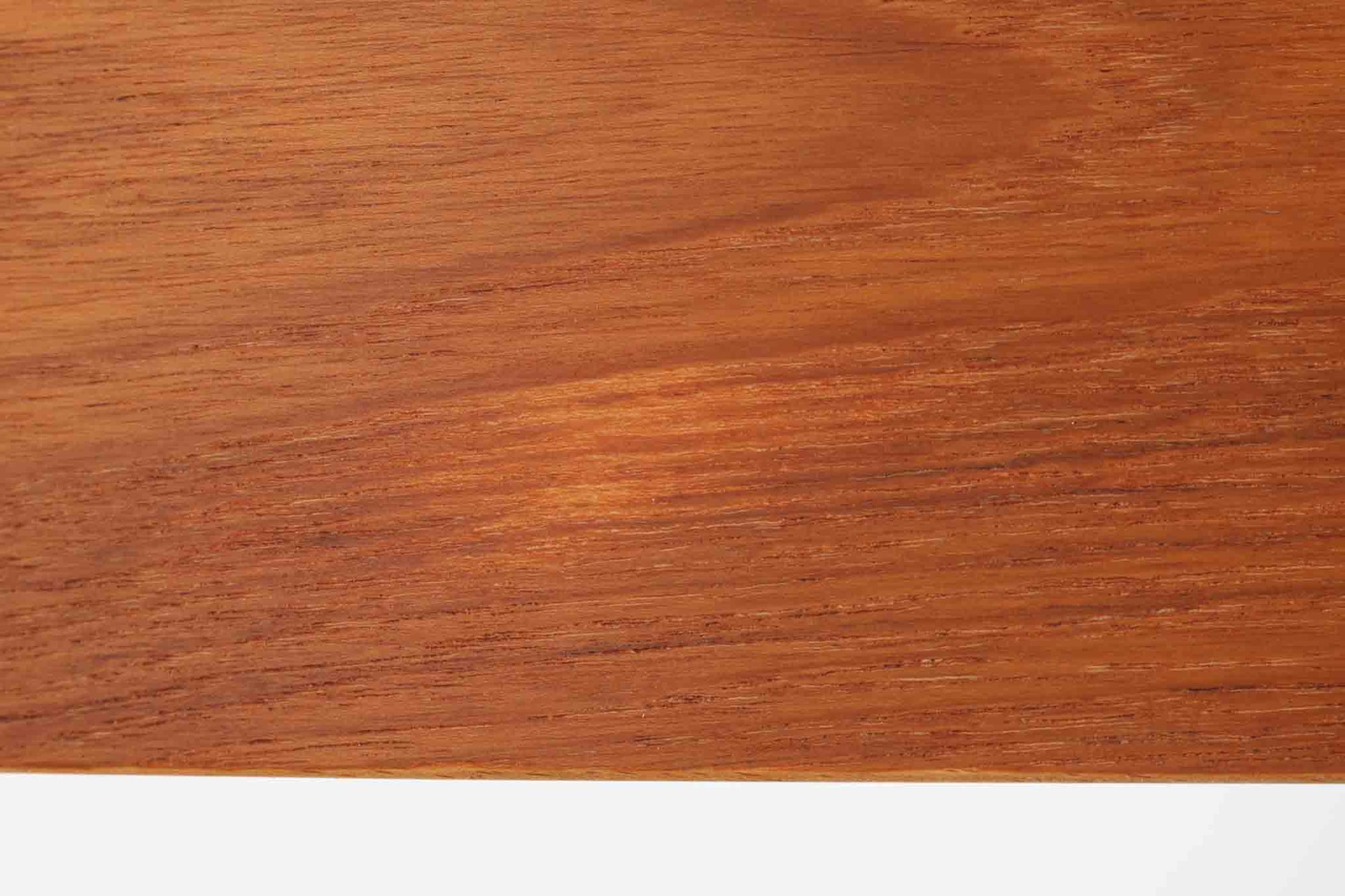 Borge mogensenによるモデル122チェアは、大きな背もたれが特徴的なデザインです。チーク材とオーク材の組み合わせが美しい作品です。