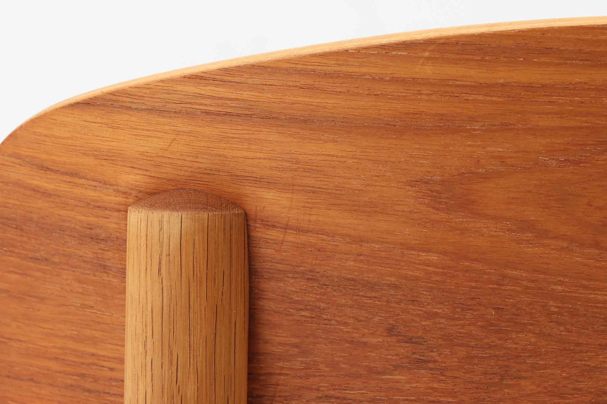 Borge mogensenによるモデル122チェアは、大きな背もたれが特徴的なデザインです。チーク材とオーク材の組み合わせが美しい作品です。