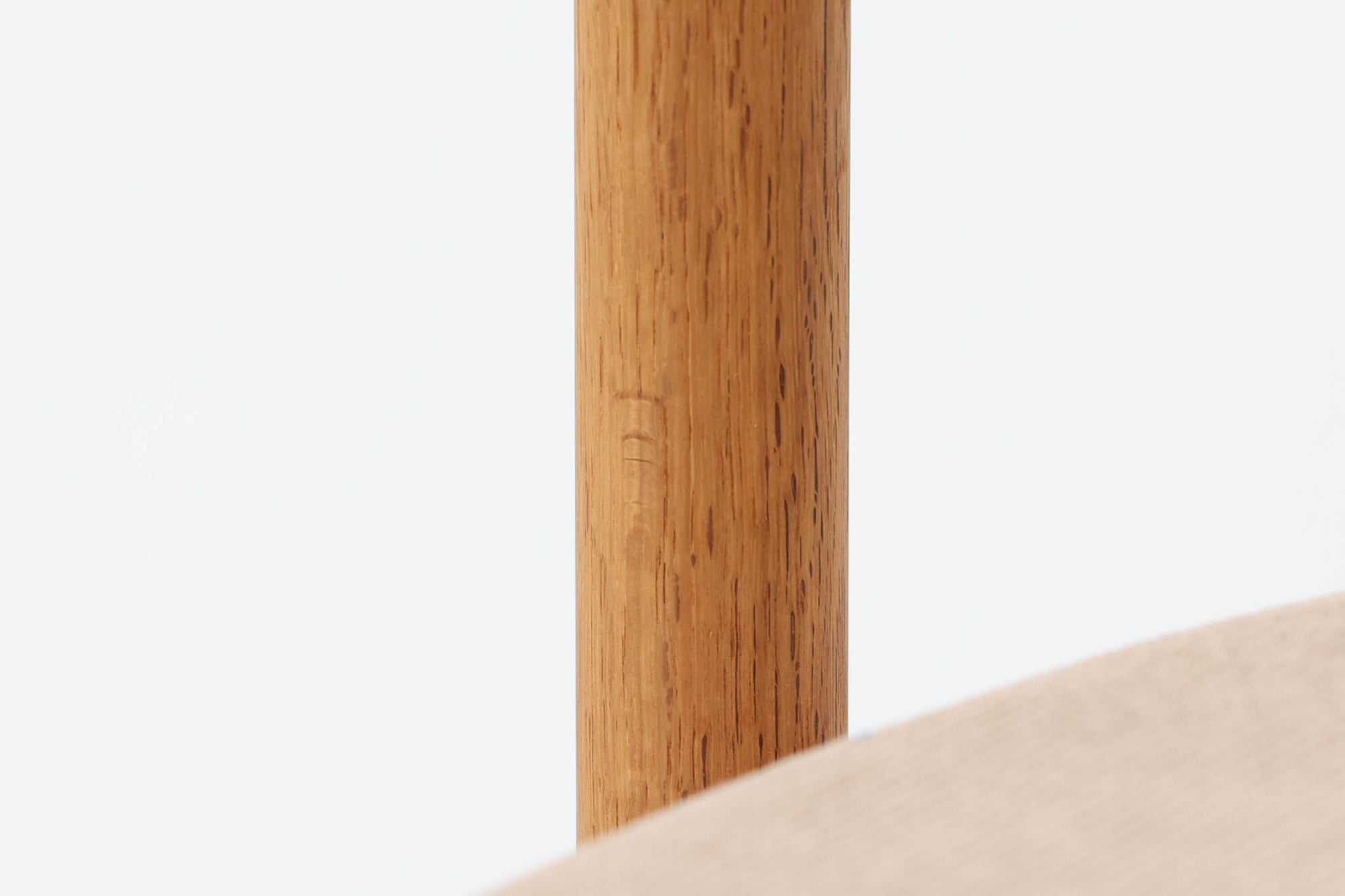 Borge mogensenによるモデル122チェアは、大きな背もたれが特徴的なデザインです。チーク材とオーク材の組み合わせが美しい作品です。