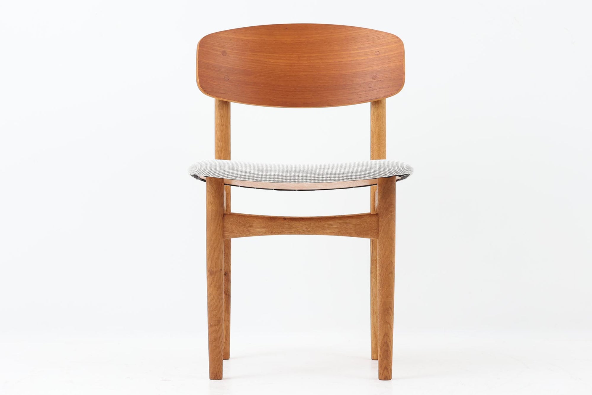 Borge mogensenによるモデル122チェアは、大きな背もたれが特徴的なデザインです。チーク材とオーク材の組み合わせが美しい作品です。