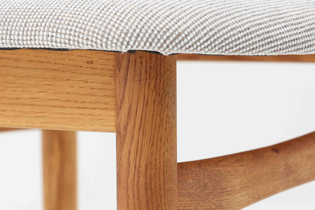 Borge mogensenによるモデル122チェアは、大きな背もたれが特徴的なデザインです。チーク材とオーク材の組み合わせが美しい作品です。