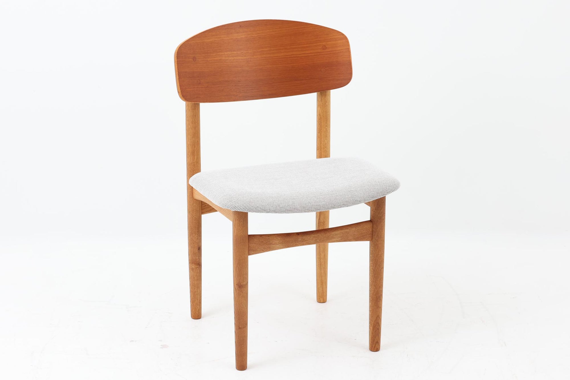 Borge mogensenによるモデル122チェアは、大きな背もたれが特徴的なデザインです。チーク材とオーク材の組み合わせが美しい作品です。