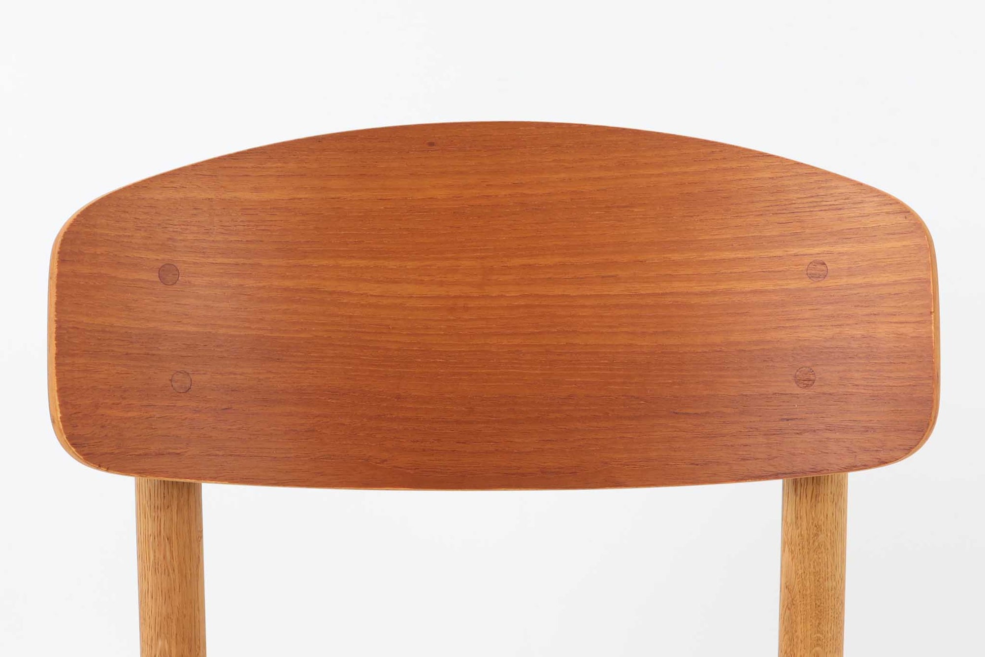 Borge mogensenによるモデル122チェアは、大きな背もたれが特徴的なデザインです。チーク材とオーク材の組み合わせが美しい作品です。