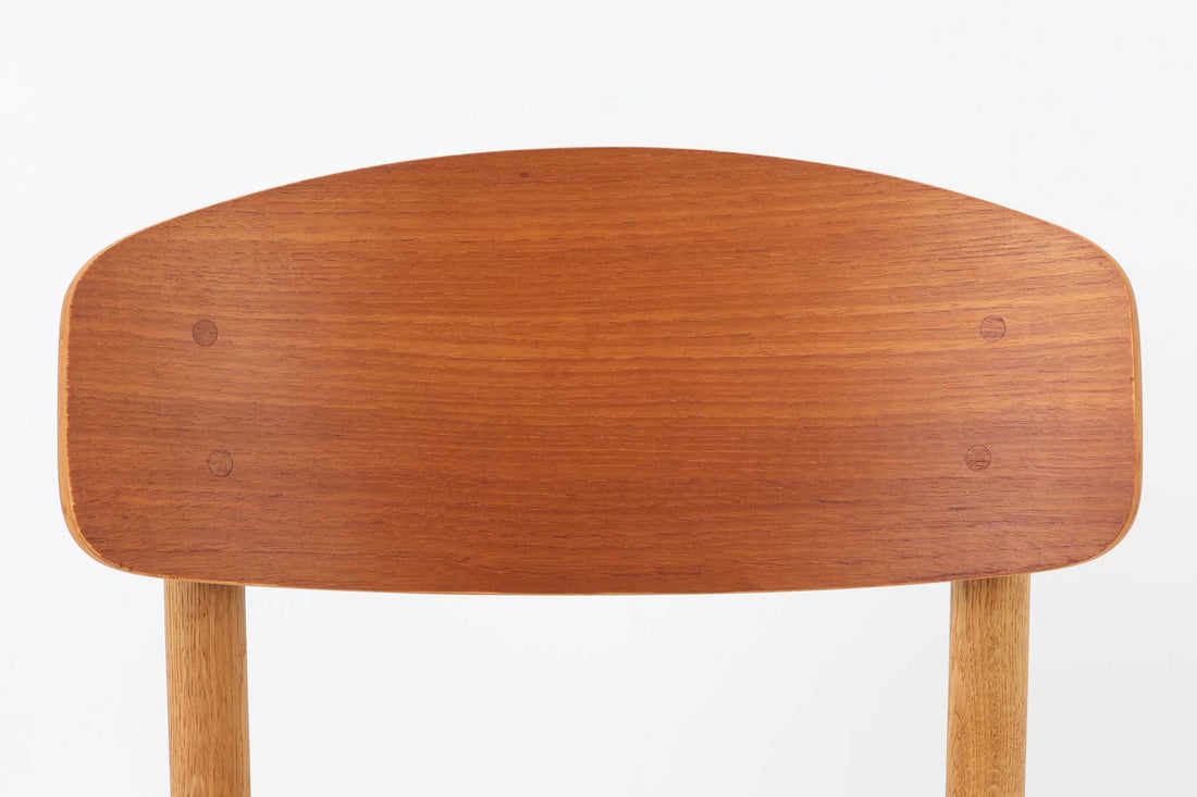 Borge mogensenによるモデル122チェアは、大きな背もたれが特徴的なデザインです。チーク材とオーク材の組み合わせが美しい作品です。