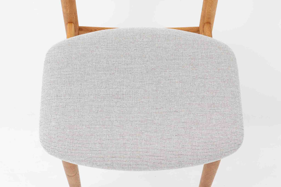 Borge mogensenによるモデル122チェアは、大きな背もたれが特徴的なデザインです。チーク材とオーク材の組み合わせが美しい作品です。