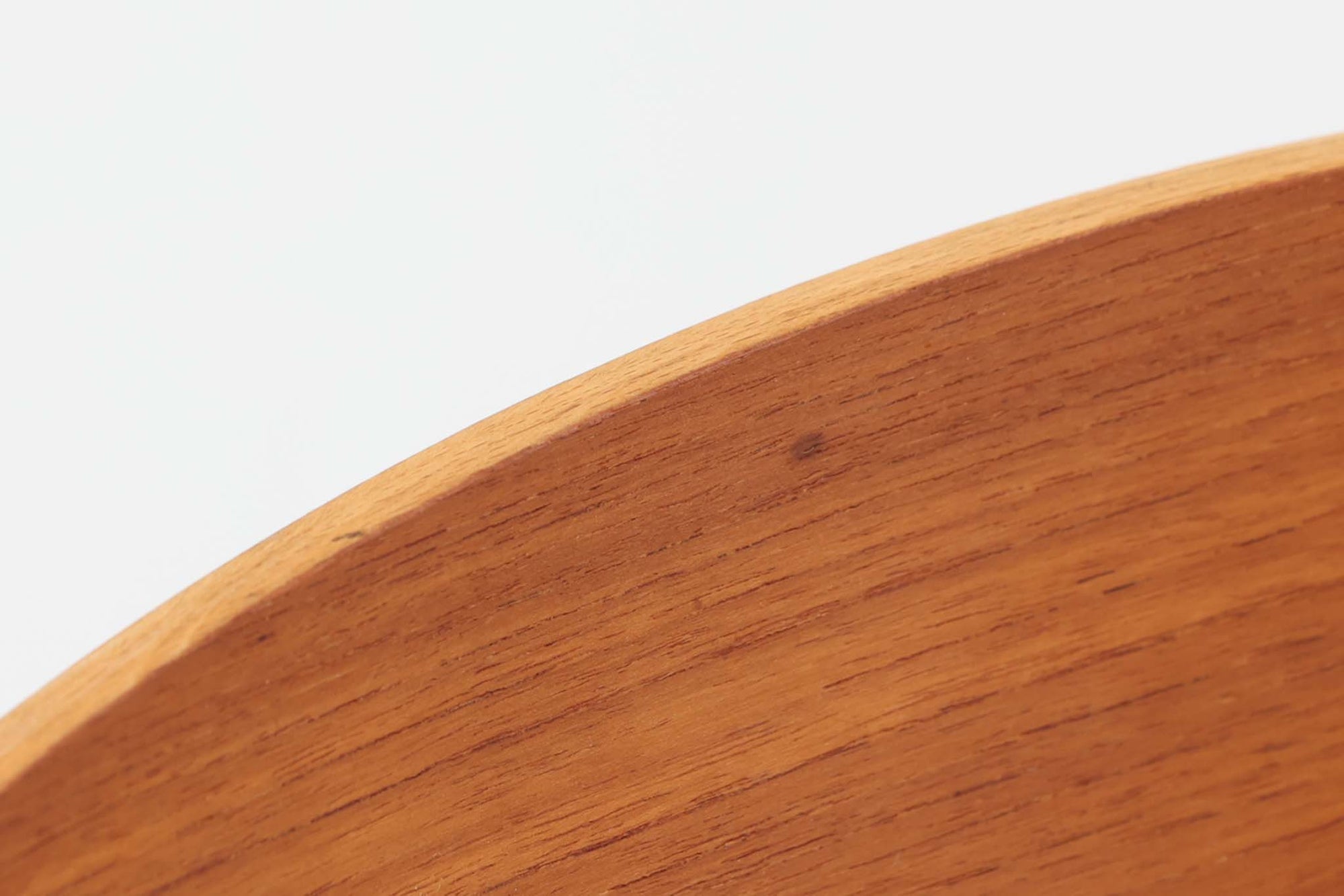 Borge mogensenによるモデル122チェアは、大きな背もたれが特徴的なデザインです。チーク材とオーク材の組み合わせが美しい作品です。