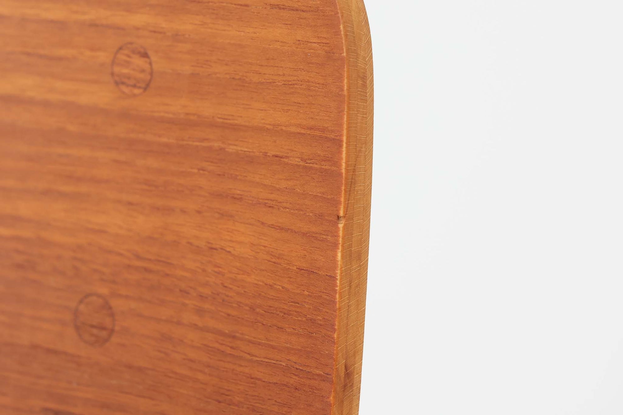 Borge mogensenによるモデル122チェアは、大きな背もたれが特徴的なデザインです。チーク材とオーク材の組み合わせが美しい作品です。