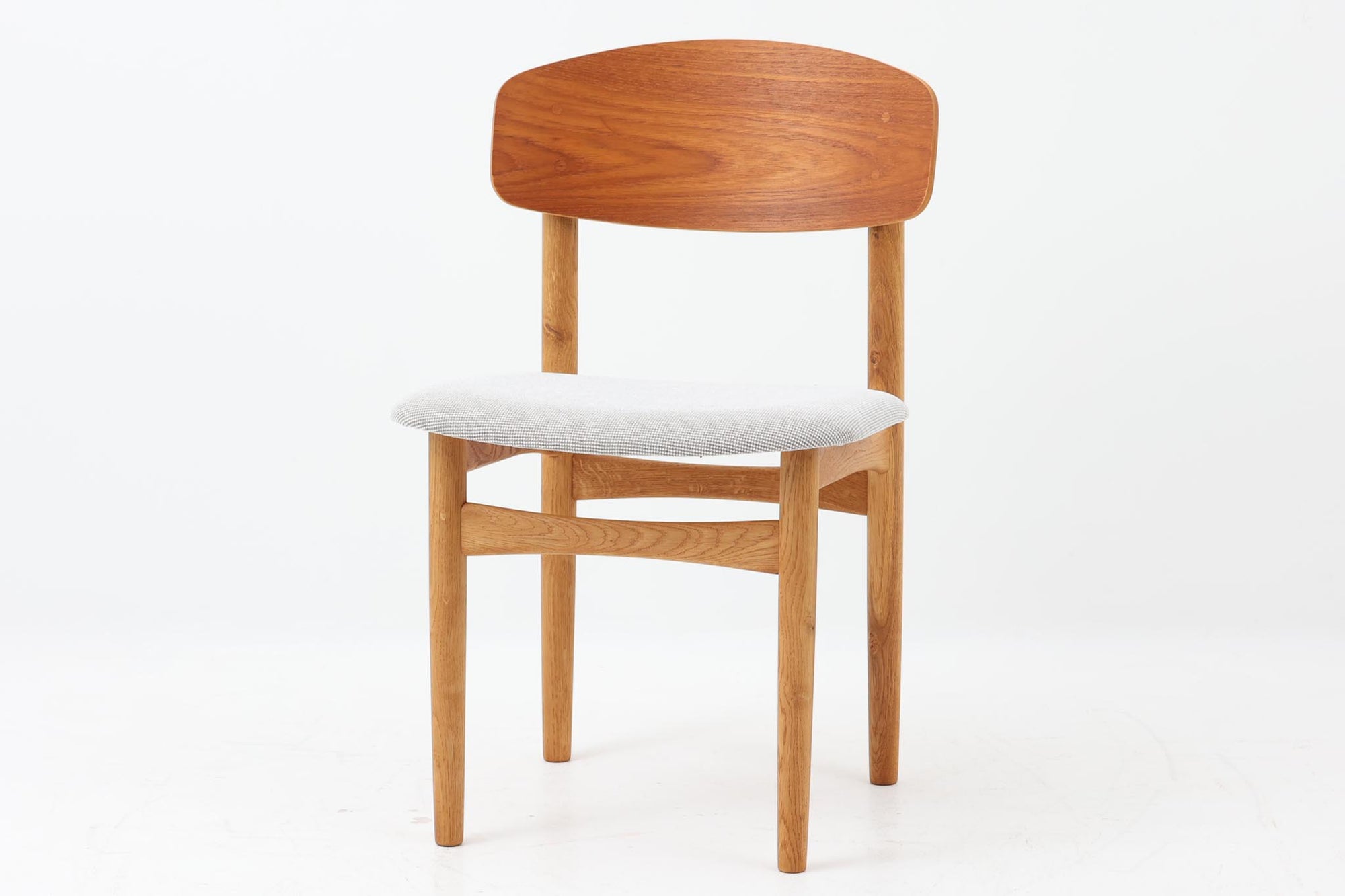 Borge mogensenによるモデル122チェアは、大きな背もたれが特徴的なデザインです。チーク材とオーク材の組み合わせが美しい作品です。