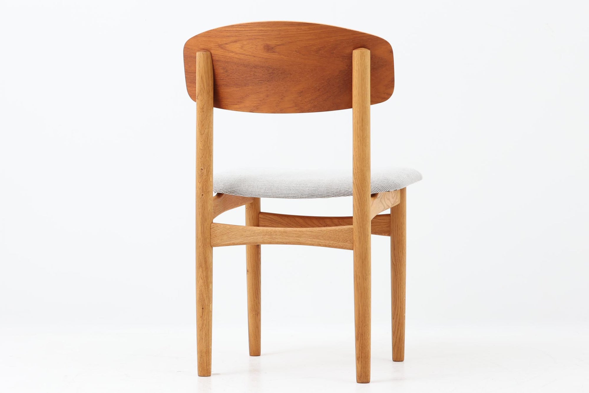 Borge mogensenによるモデル122チェアは、大きな背もたれが特徴的なデザインです。チーク材とオーク材の組み合わせが美しい作品です。