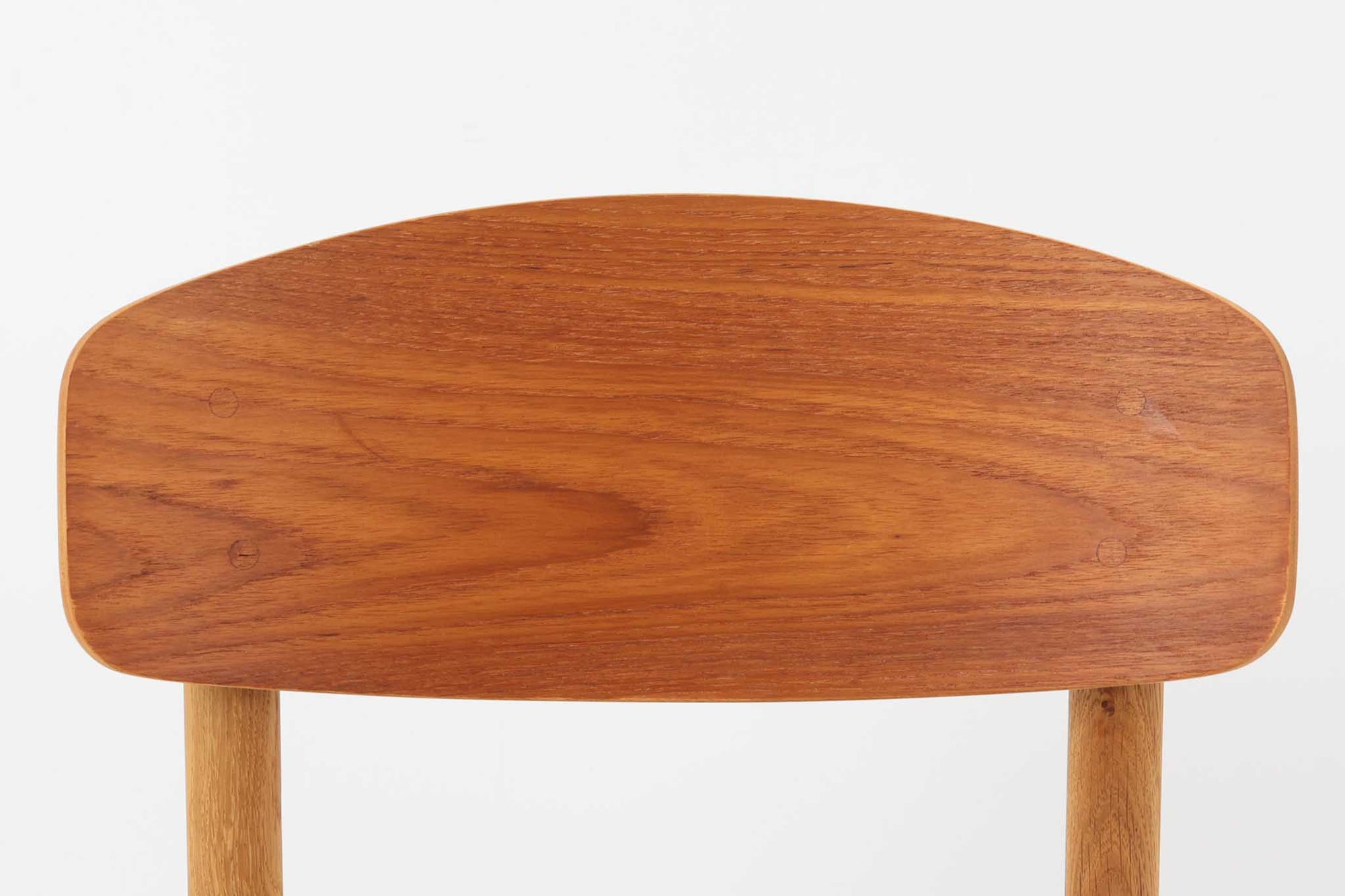 Borge mogensenによるモデル122チェアは、大きな背もたれが特徴的なデザインです。チーク材とオーク材の組み合わせが美しい作品です。