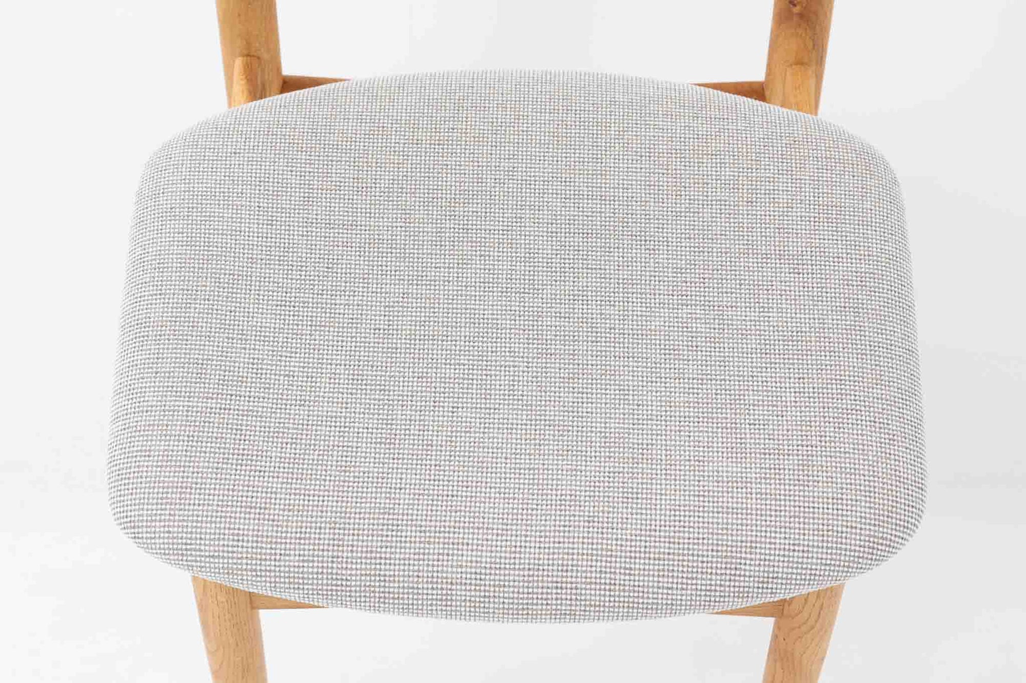 Borge mogensenによるモデル122チェアは、大きな背もたれが特徴的なデザインです。チーク材とオーク材の組み合わせが美しい作品です。