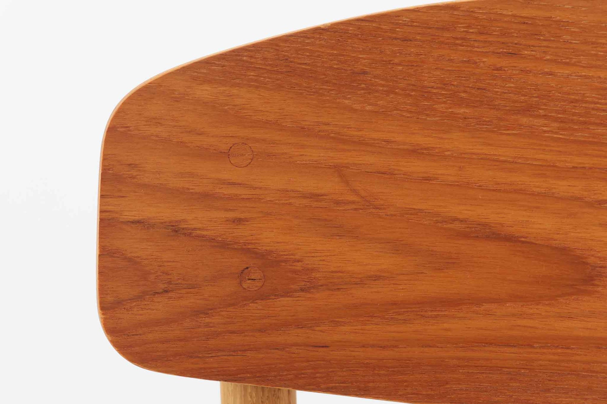 Borge mogensenによるモデル122チェアは、大きな背もたれが特徴的なデザインです。チーク材とオーク材の組み合わせが美しい作品です。