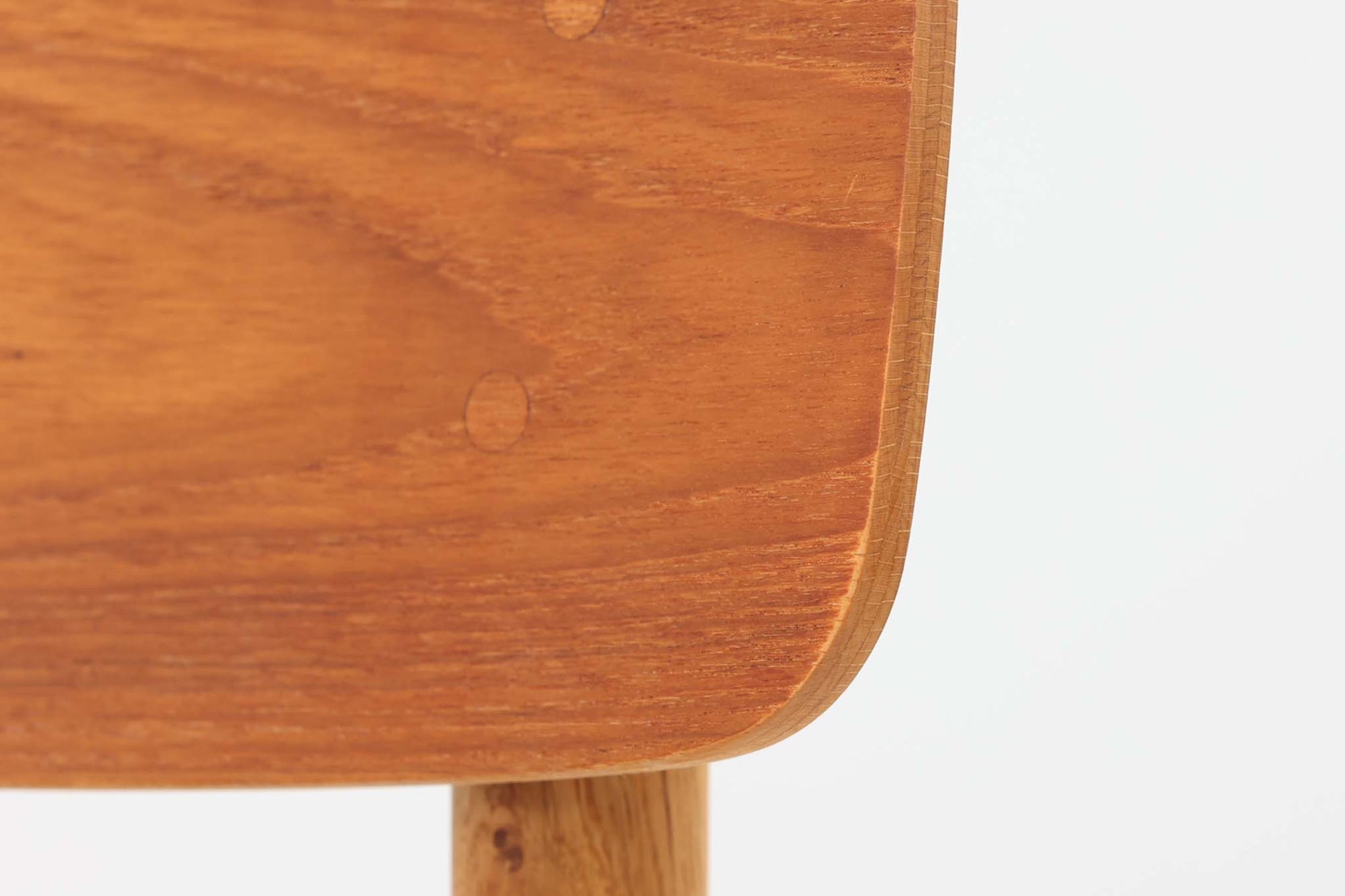 Borge mogensenによるモデル122チェアは、大きな背もたれが特徴的なデザインです。チーク材とオーク材の組み合わせが美しい作品です。