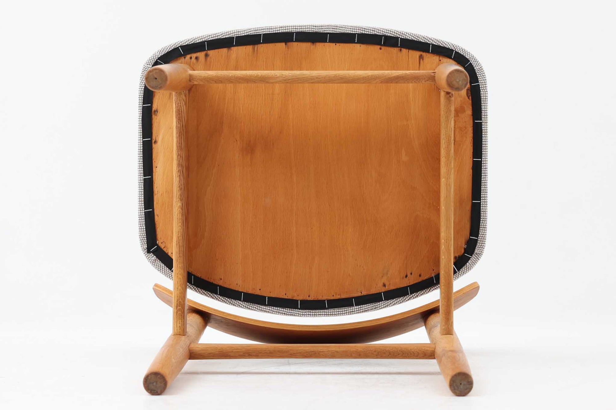 Borge mogensenによるモデル122チェアは、大きな背もたれが特徴的なデザインです。チーク材とオーク材の組み合わせが美しい作品です。