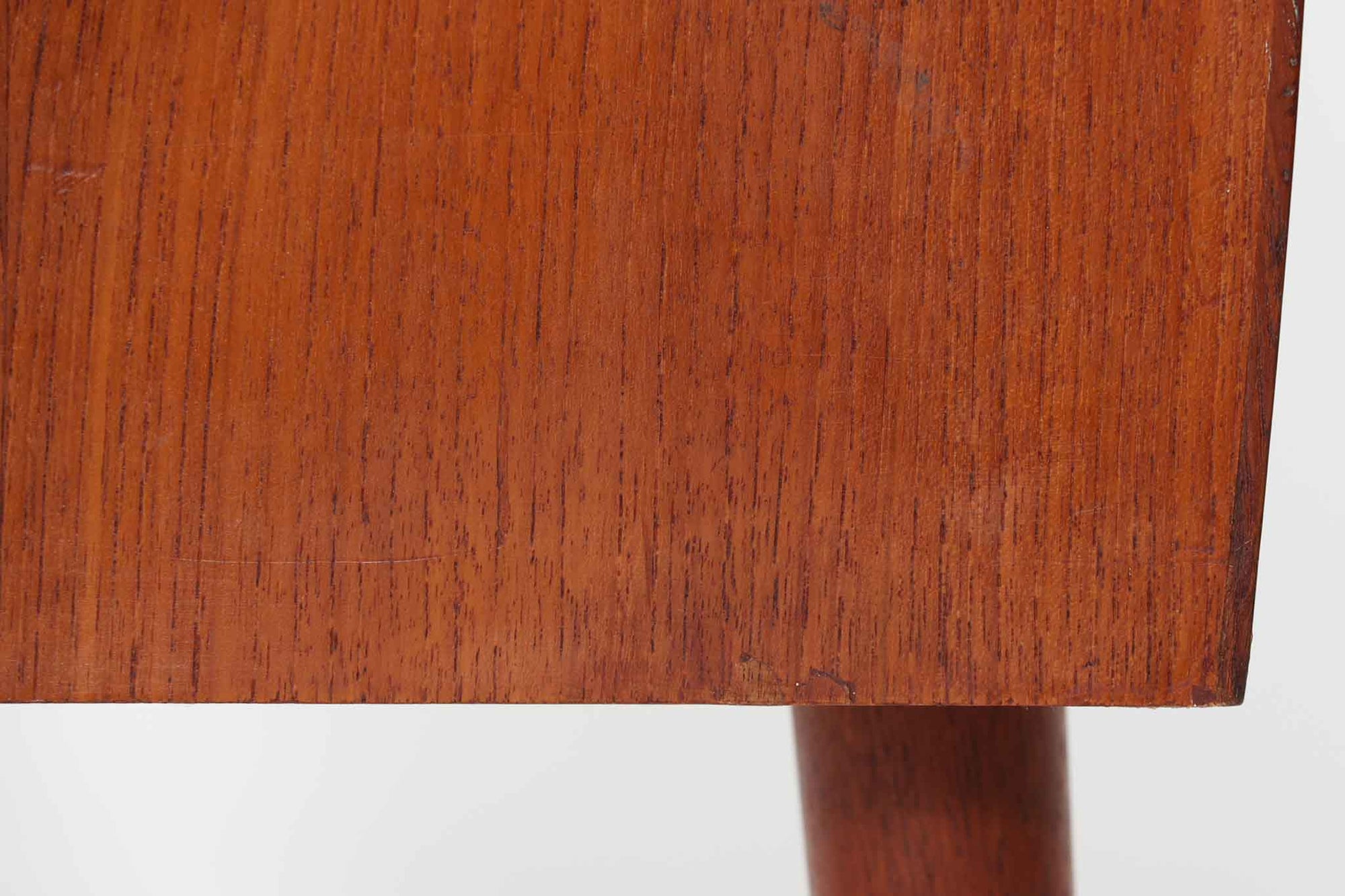 本体には上質なチーク材が使用されています。天板の縁には物が落ちにくいように出っ張りが施されています。小ぶりながらも使い勝手の良いサイズ感でクオリティーの高い作品です。