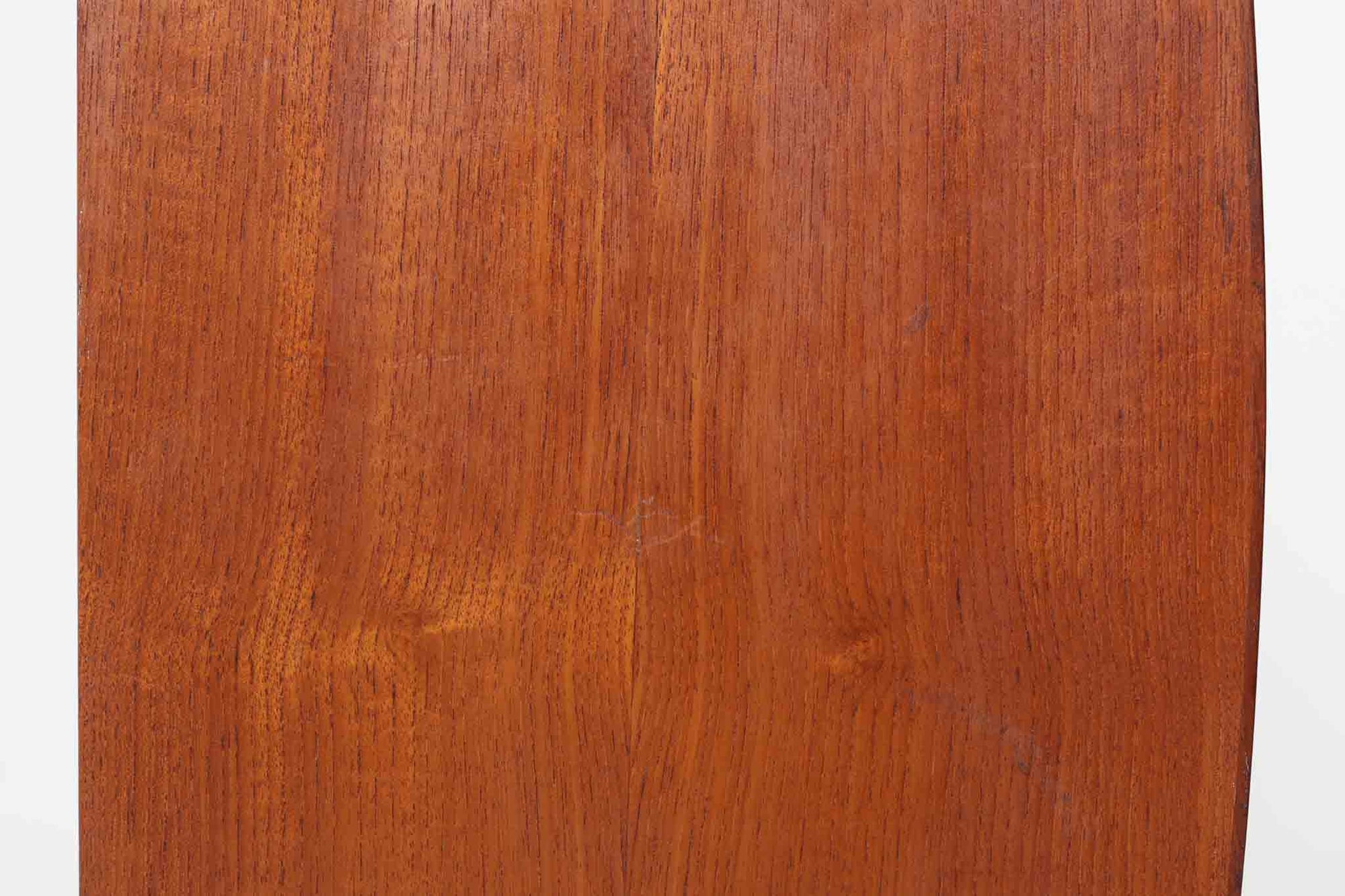 本体には上質なチーク材が使用されています。天板の縁には物が落ちにくいように出っ張りが施されています。小ぶりながらも使い勝手の良いサイズ感でクオリティーの高い作品です。
