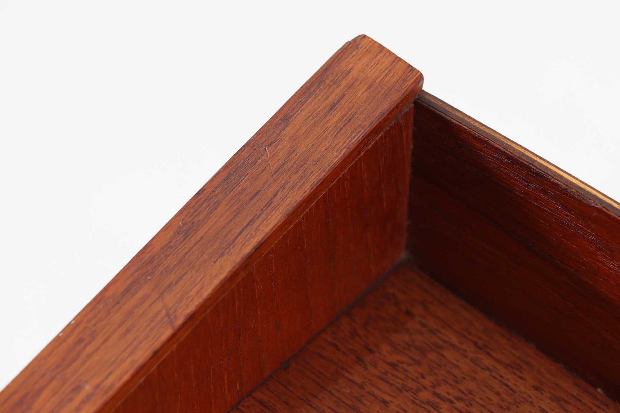 本体には上質なチーク材が使用されています。天板の縁には物が落ちにくいように出っ張りが施されています。小ぶりながらも使い勝手の良いサイズ感でクオリティーの高い作品です。