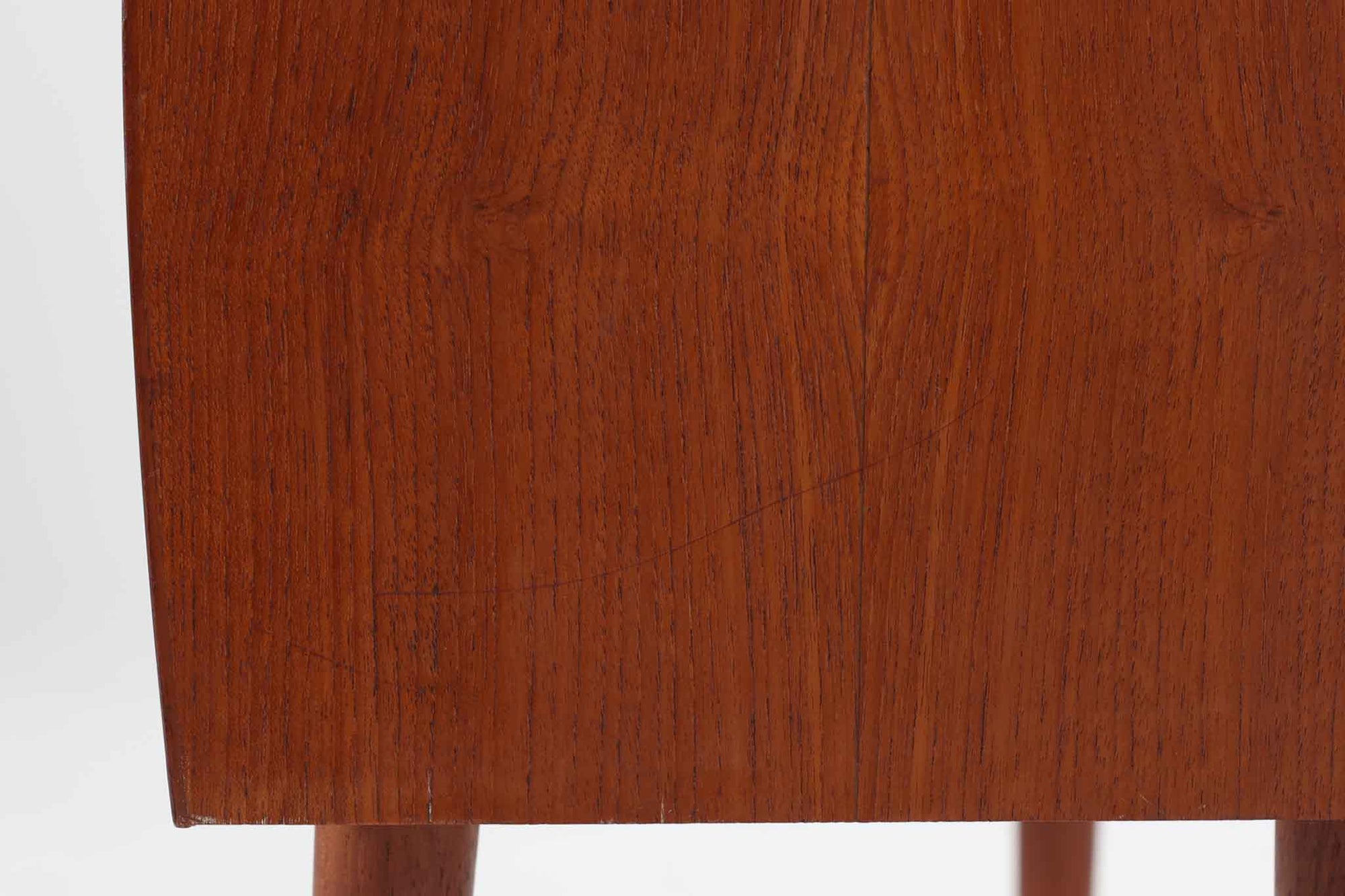 本体には上質なチーク材が使用されています。天板の縁には物が落ちにくいように出っ張りが施されています。小ぶりながらも使い勝手の良いサイズ感でクオリティーの高い作品です。