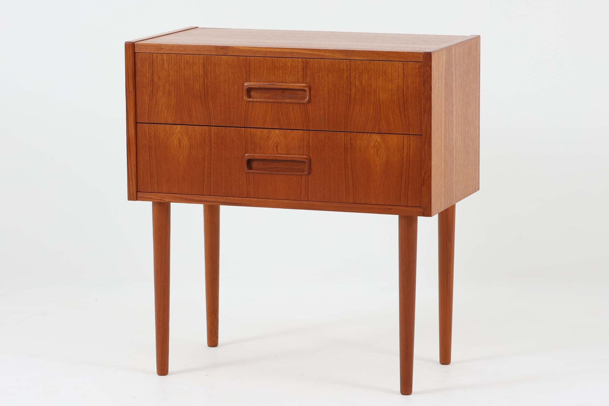 北欧より買い付けた2段チェストです。本体には良質なチーク材が使用されています。すっきりとした長めの脚はスタイリッシュな印象です。