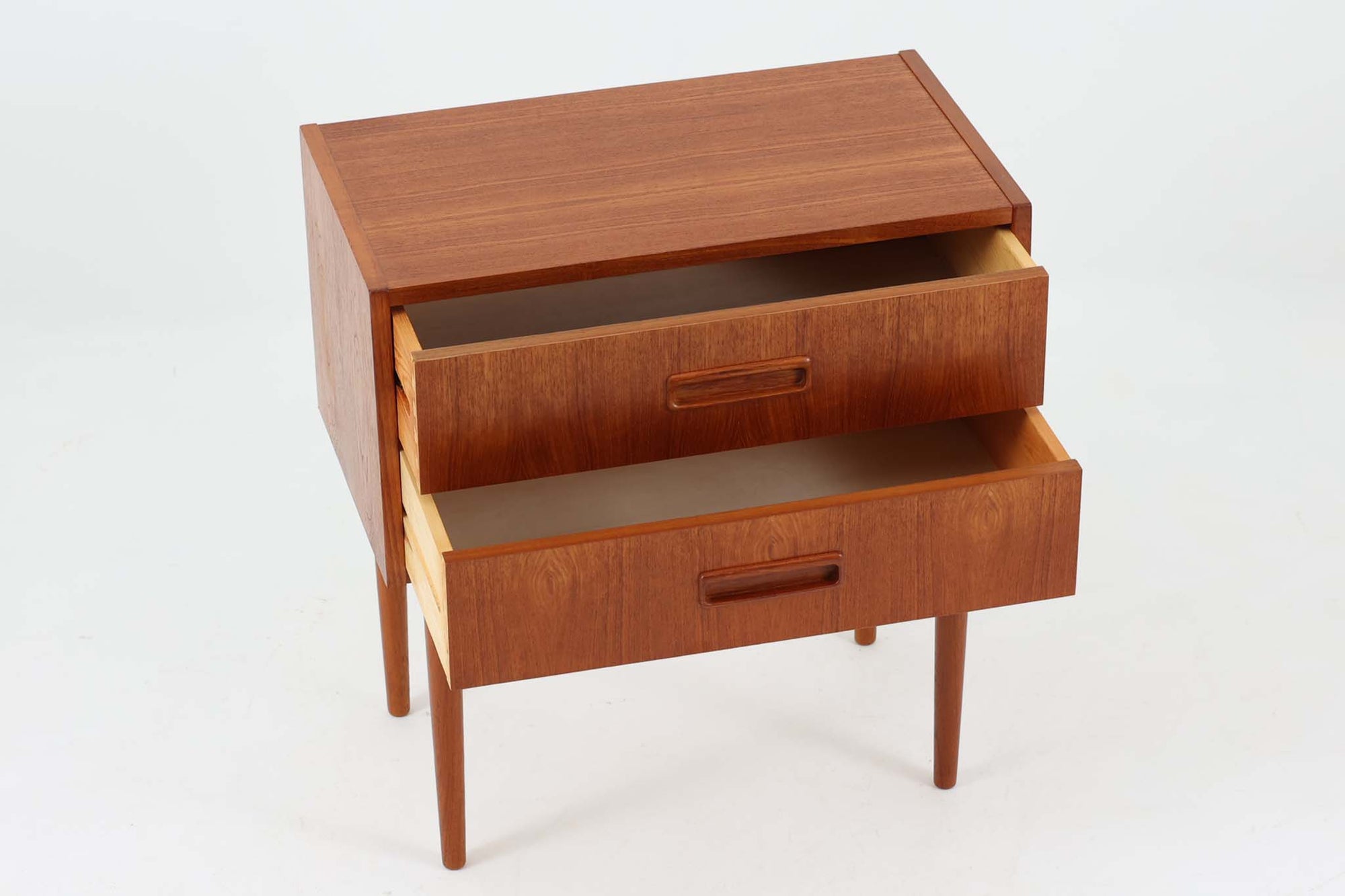 北欧より買い付けた2段チェストです。本体には良質なチーク材が使用されています。すっきりとした長めの脚はスタイリッシュな印象です。