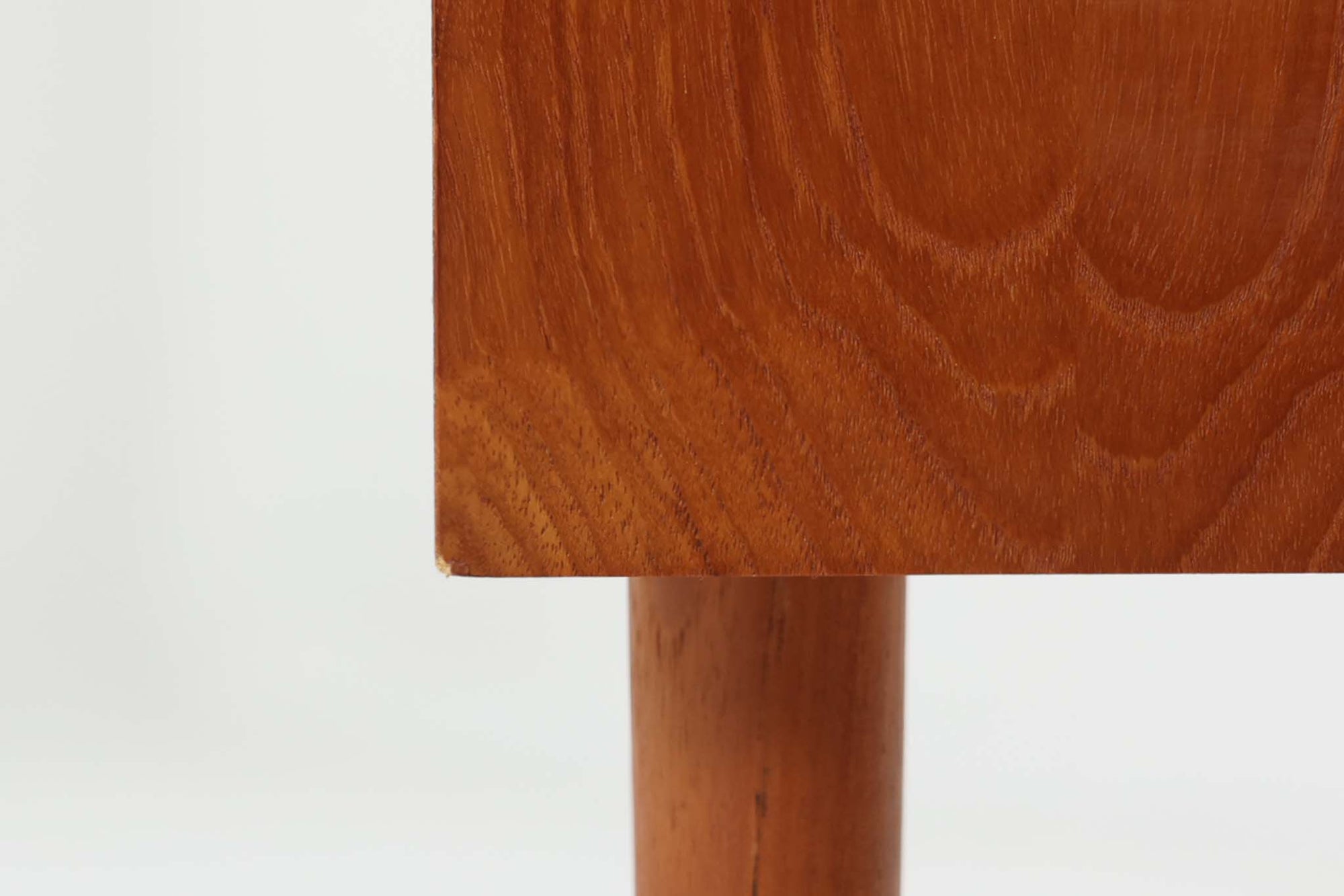 北欧より買い付けた2段チェストです。本体には良質なチーク材が使用されています。すっきりとした長めの脚はスタイリッシュな印象です。