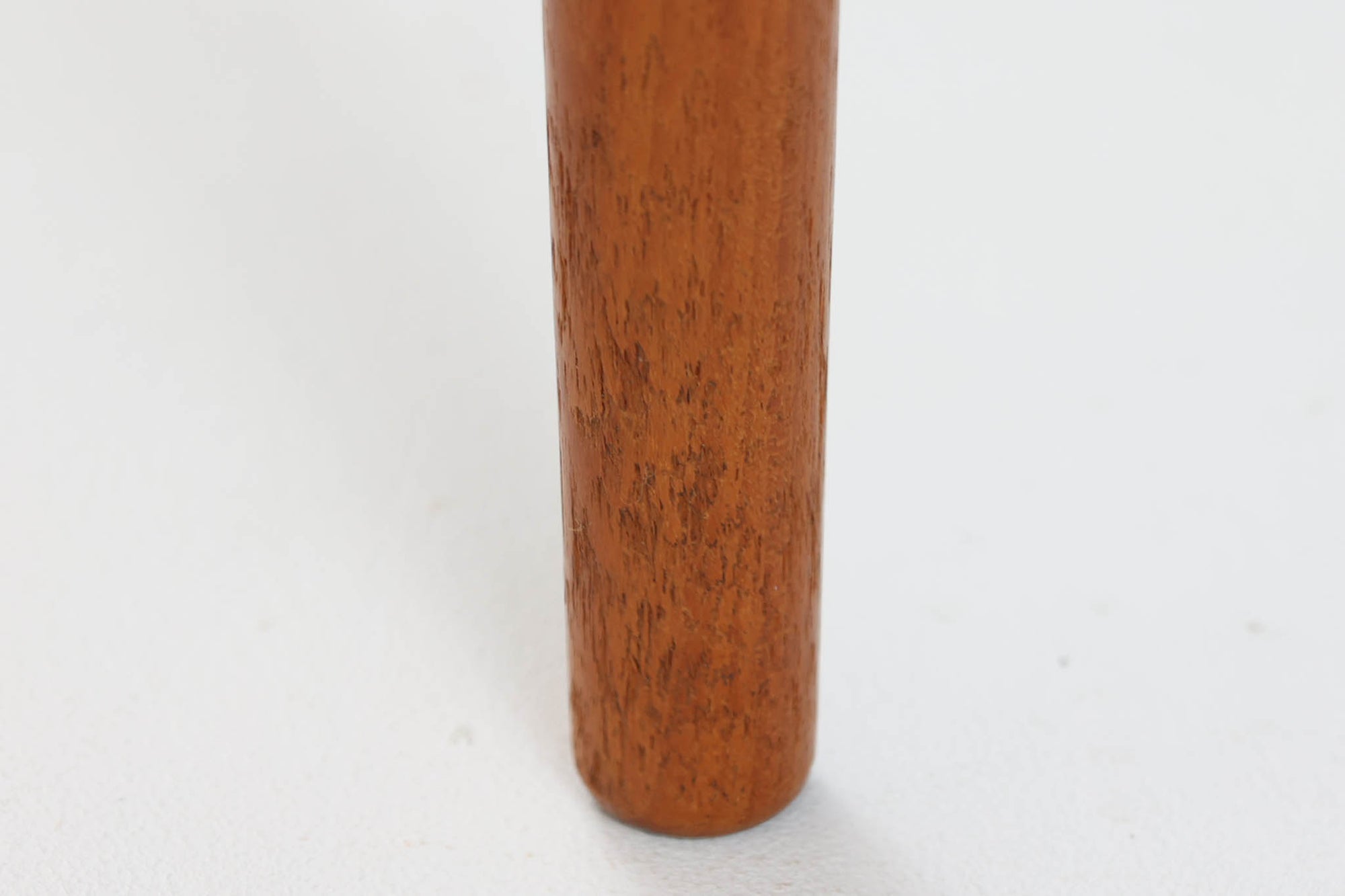 北欧より買い付けた2段チェストです。本体には良質なチーク材が使用されています。すっきりとした長めの脚はスタイリッシュな印象です。