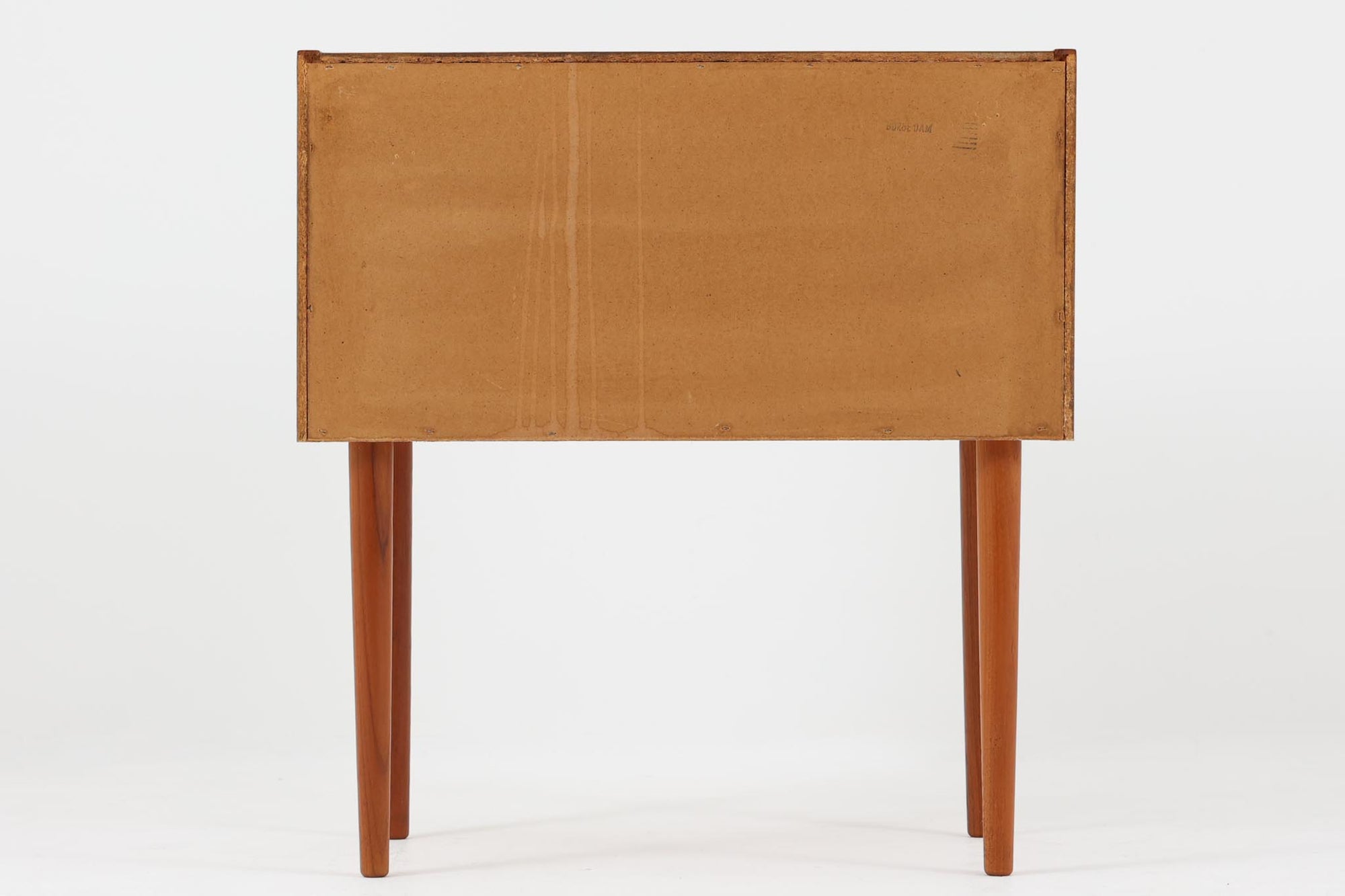 北欧より買い付けた2段チェストです。本体には良質なチーク材が使用されています。すっきりとした長めの脚はスタイリッシュな印象です。