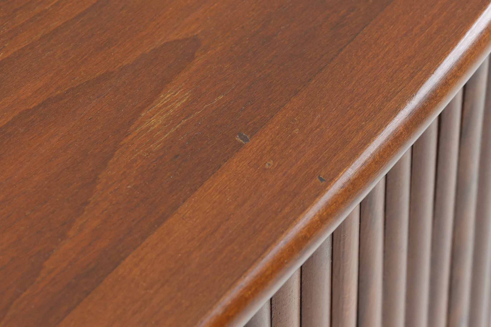 デンマークで長く使用されていたスモールキャビネットです。特徴は蛇腹式の扉で、ビンテージ品ならではの雰囲気です。シンプルで使い勝手が良さそうです。