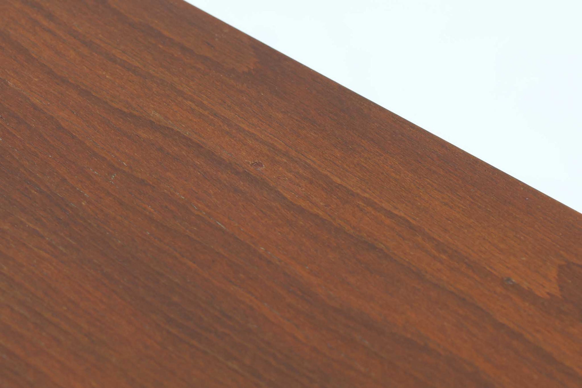 デンマークで長く使用されていたスモールキャビネットです。特徴は蛇腹式の扉で、ビンテージ品ならではの雰囲気です。シンプルで使い勝手が良さそうです。