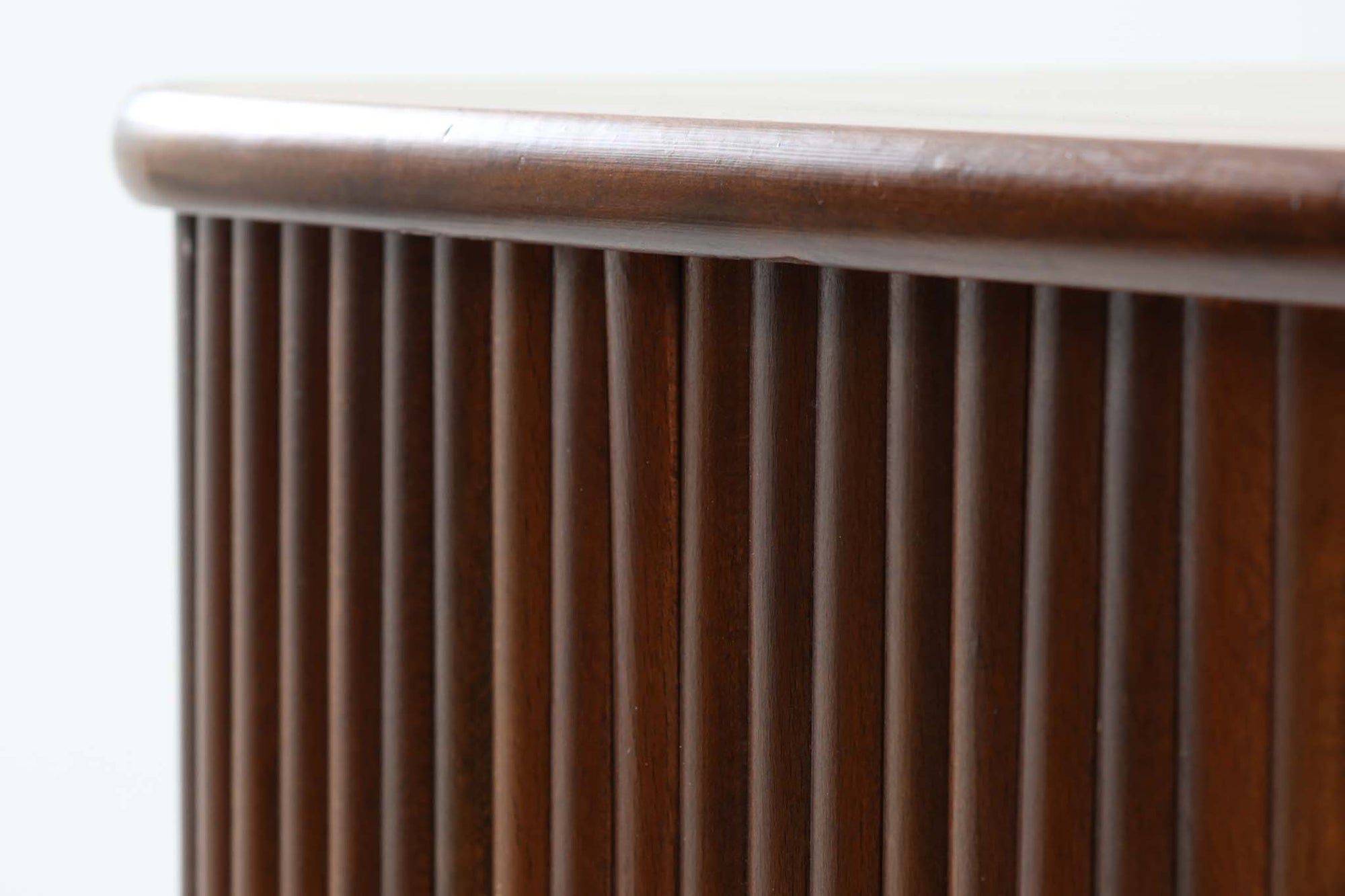 デンマークで長く使用されていたスモールキャビネットです。特徴は蛇腹式の扉で、ビンテージ品ならではの雰囲気です。シンプルで使い勝手が良さそうです。