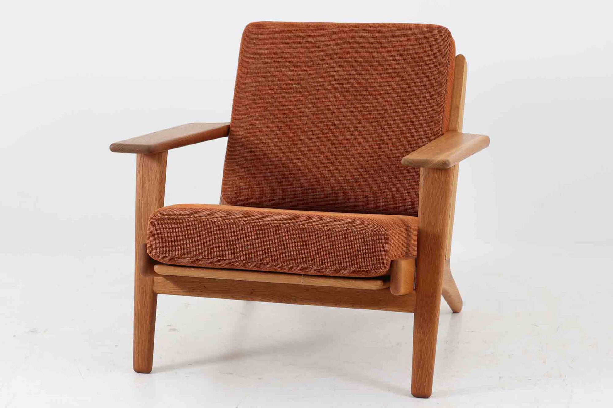 北欧家具を代表するソファ『GE290』です。現在リプロダクト品が販売されていますが、こちらは本物です。元々はベッド会社であるGETAmA社ならではのコイルスプリングが内包されたクッションの座り心地は、弾力があり心地良く、読書や映画などのリラックスタイムに最適です。立ち上がる際も適度なはね返りがあるので、動く時に億劫になる事はありません。Hans J.Wegnerならではの時代を超えた素晴らしいデザインです。横や背面から見るとまた違った表情を感じて頂けると思います。