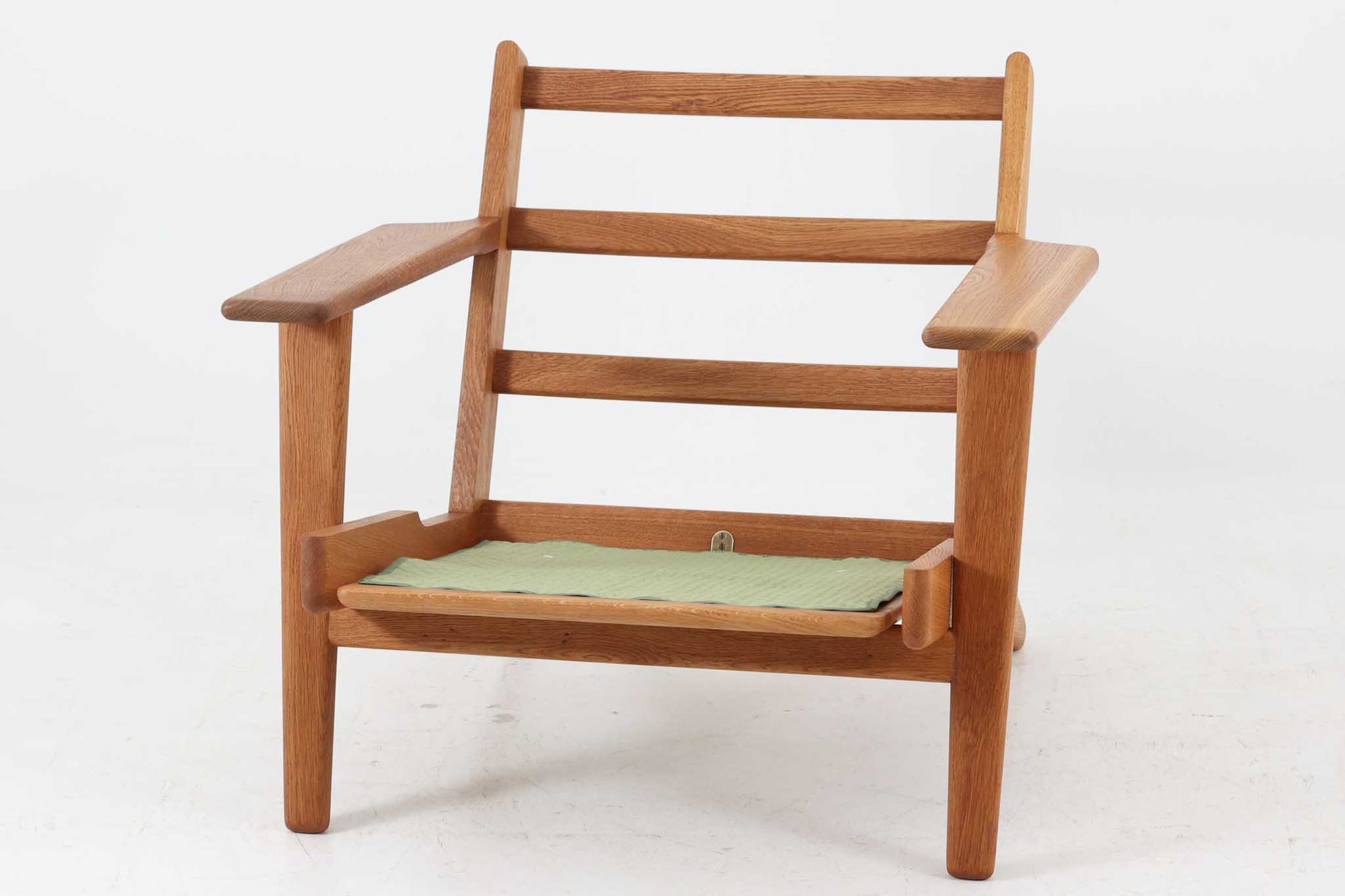 北欧家具を代表するソファ『GE290』です。現在リプロダクト品が販売されていますが、こちらは本物です。元々はベッド会社であるGETAmA社ならではのコイルスプリングが内包されたクッションの座り心地は、弾力があり心地良く、読書や映画などのリラックスタイムに最適です。立ち上がる際も適度なはね返りがあるので、動く時に億劫になる事はありません。Hans J.Wegnerならではの時代を超えた素晴らしいデザインです。横や背面から見るとまた違った表情を感じて頂けると思います。