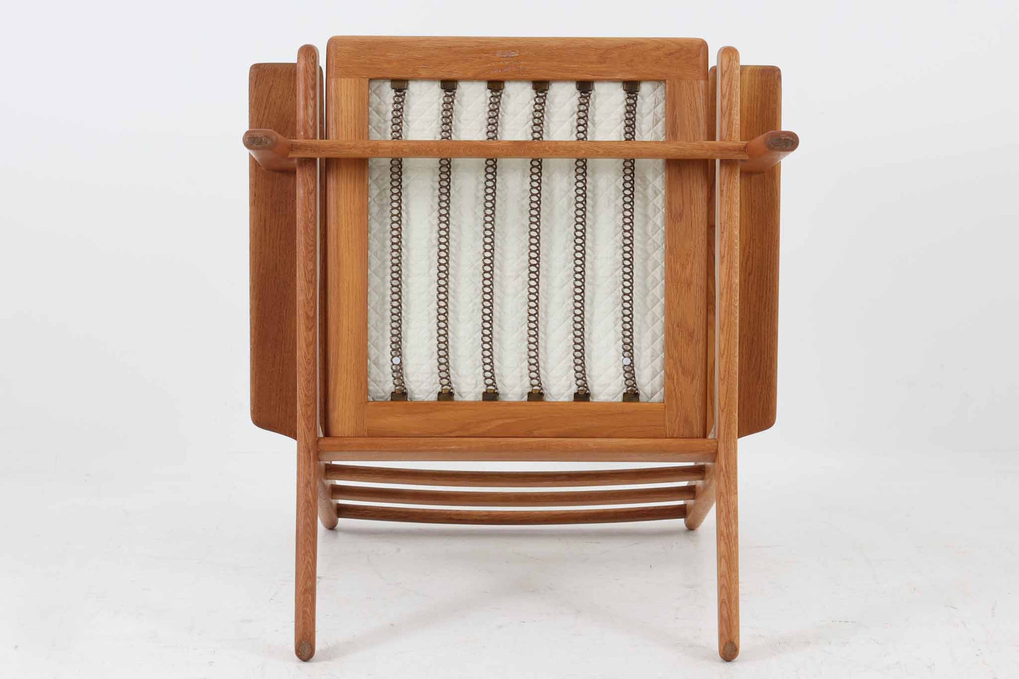 北欧家具を代表するソファ『GE290』です。現在リプロダクト品が販売されていますが、こちらは本物です。元々はベッド会社であるGETAmA社ならではのコイルスプリングが内包されたクッションの座り心地は、弾力があり心地良く、読書や映画などのリラックスタイムに最適です。立ち上がる際も適度なはね返りがあるので、動く時に億劫になる事はありません。Hans J.Wegnerならではの時代を超えた素晴らしいデザインです。横や背面から見るとまた違った表情を感じて頂けると思います。