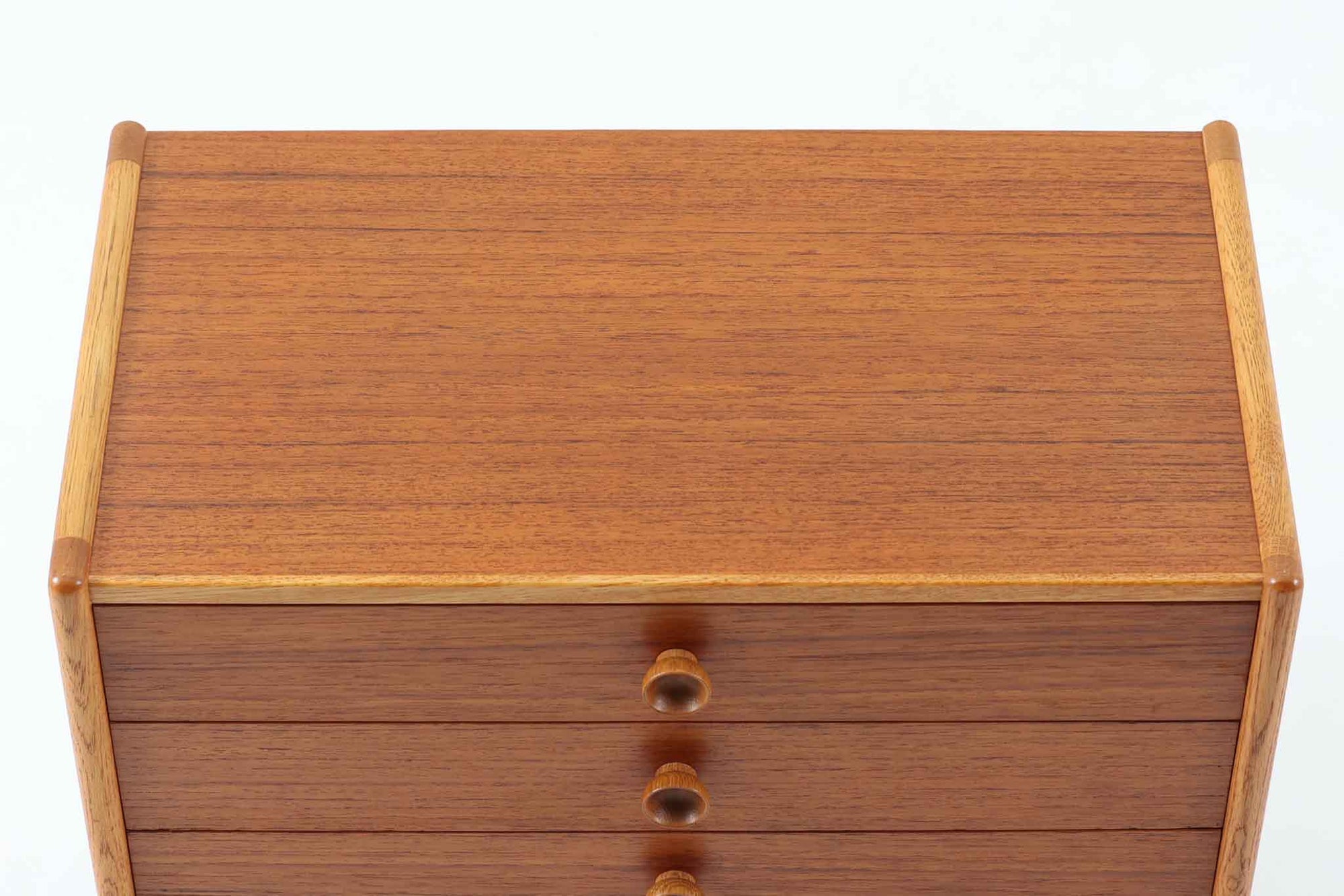 本体の縁にオーク材が使用され、本体縁から伸びたオーク材の脚が特徴です。このデザインにより、非常にすっきりとした印象を与えます。引き出し内の底板はオリジナルであり、丁寧に使用されており、綺麗な状態です。落ち着いたグリーン色の色味が素敵です。