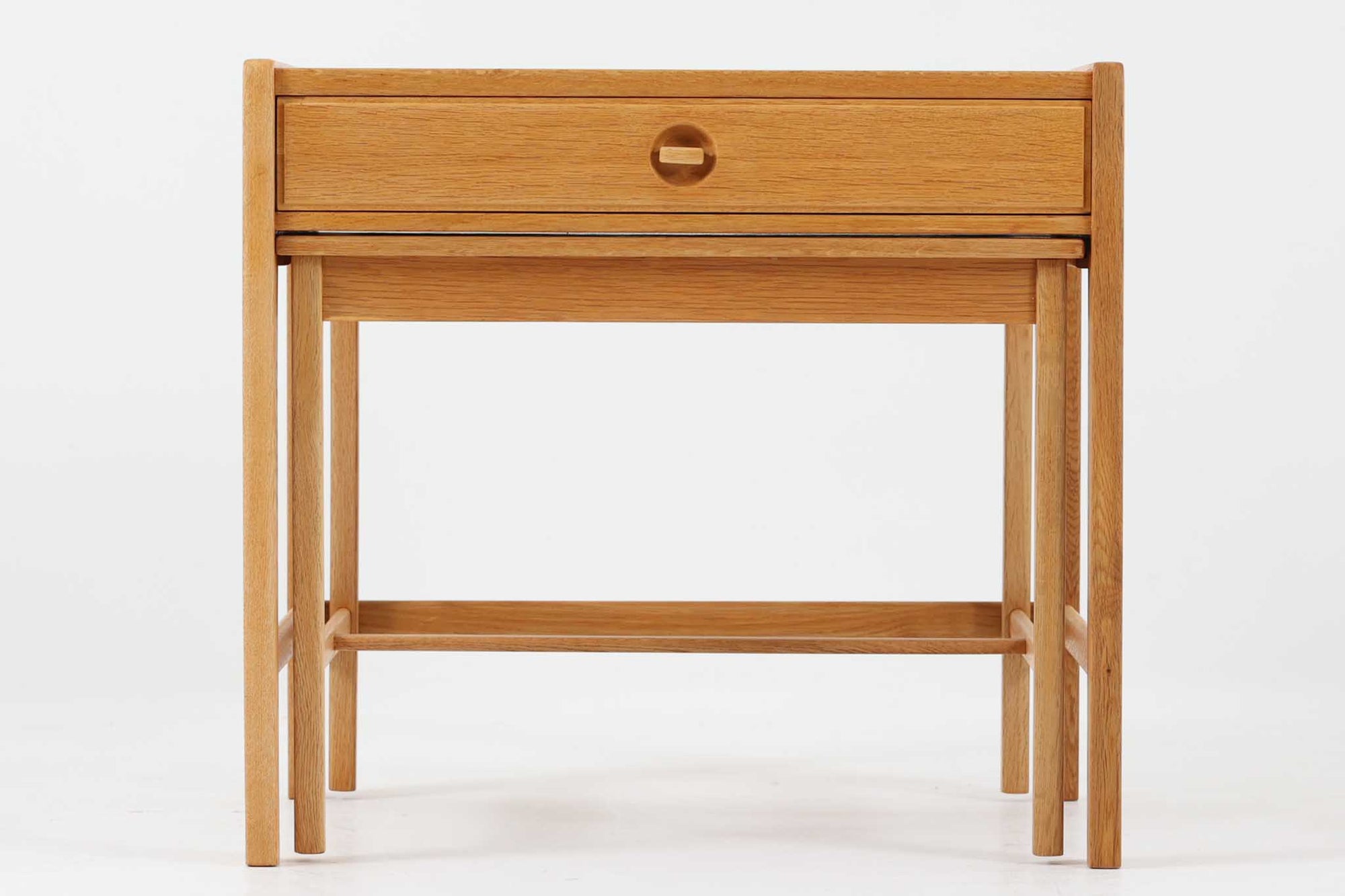 サイドテーブルを収納できる珍しいデザインが特徴です。本体には耐久性に優れたオーク材が使用されており、上質な風合いです。また、この作品はSven Engstrom & Ginnar myrstrandによるものです。