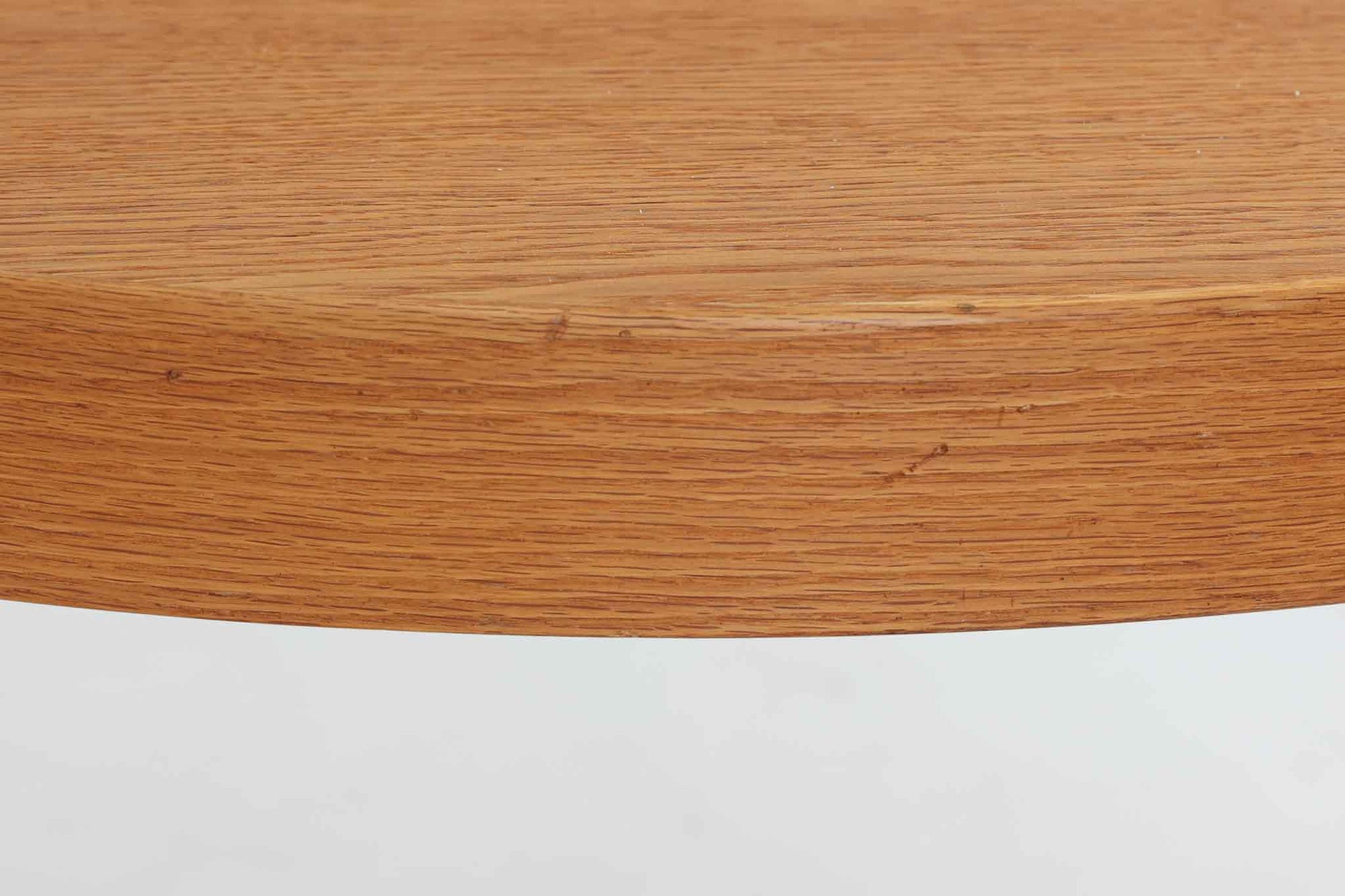 美しい木目のオーク材で作られたデンマーク製のビンテージダイニングテーブルです。シンプルでありながら北欧らしい洗練されたデザインが魅力で、エクステンション機能により天板を伸長して大人数にも対応可能です。天板を閉じた状態では直径のある円形テーブルとして、拡張時には楕円形になり広々とご使用いただけます。丸みを帯びた天板のエッジと先細りの脚が軽やかで、どんな空間にも調和します。Danish Controlの刻印も確認でき、品質の高さが伺える逸品です。北欧モダンな空間演出におすすめの一台です。