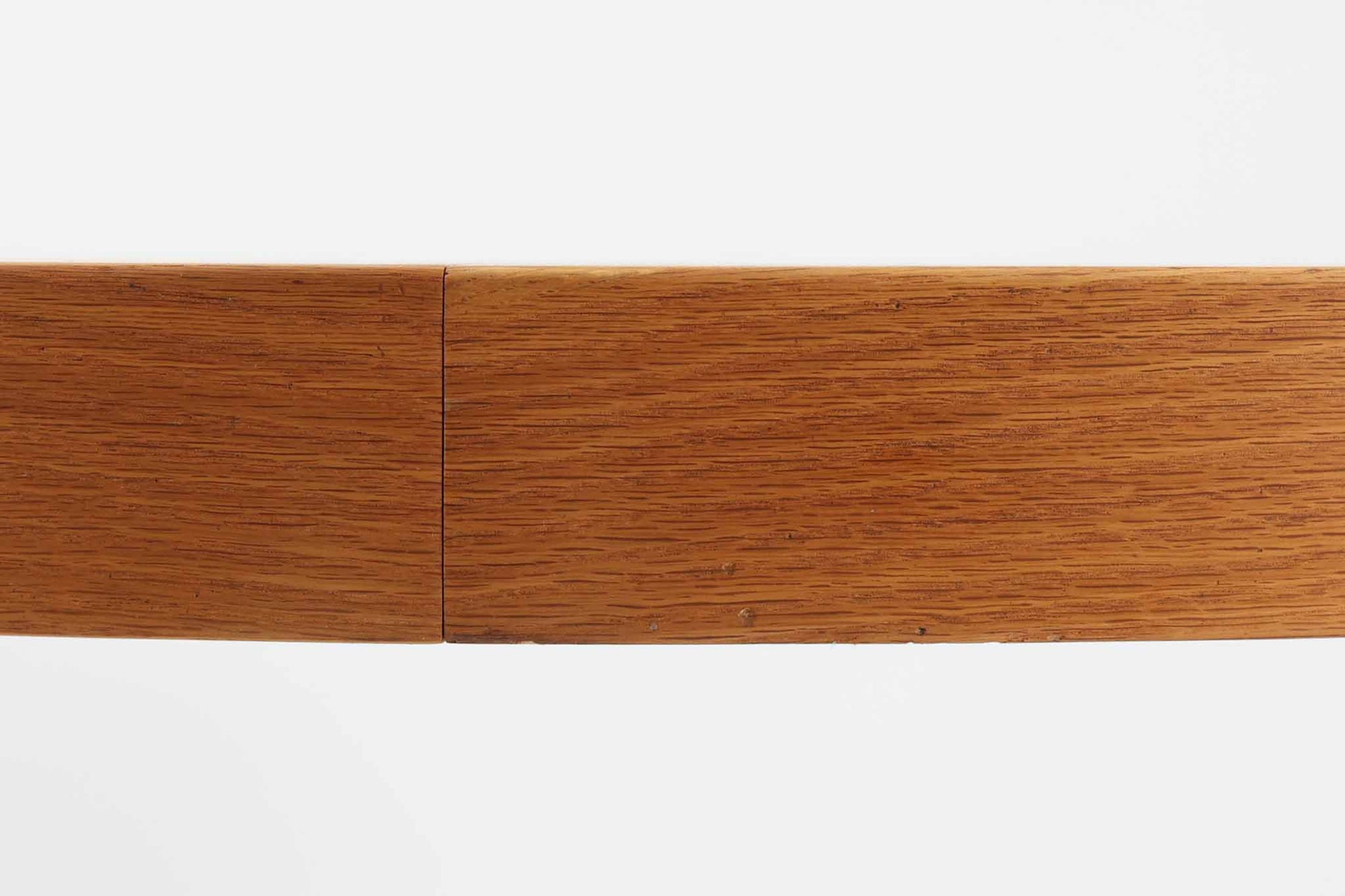 美しい木目のオーク材で作られたデンマーク製のビンテージダイニングテーブルです。シンプルでありながら北欧らしい洗練されたデザインが魅力で、エクステンション機能により天板を伸長して大人数にも対応可能です。天板を閉じた状態では直径のある円形テーブルとして、拡張時には楕円形になり広々とご使用いただけます。丸みを帯びた天板のエッジと先細りの脚が軽やかで、どんな空間にも調和します。Danish Controlの刻印も確認でき、品質の高さが伺える逸品です。北欧モダンな空間演出におすすめの一台です。