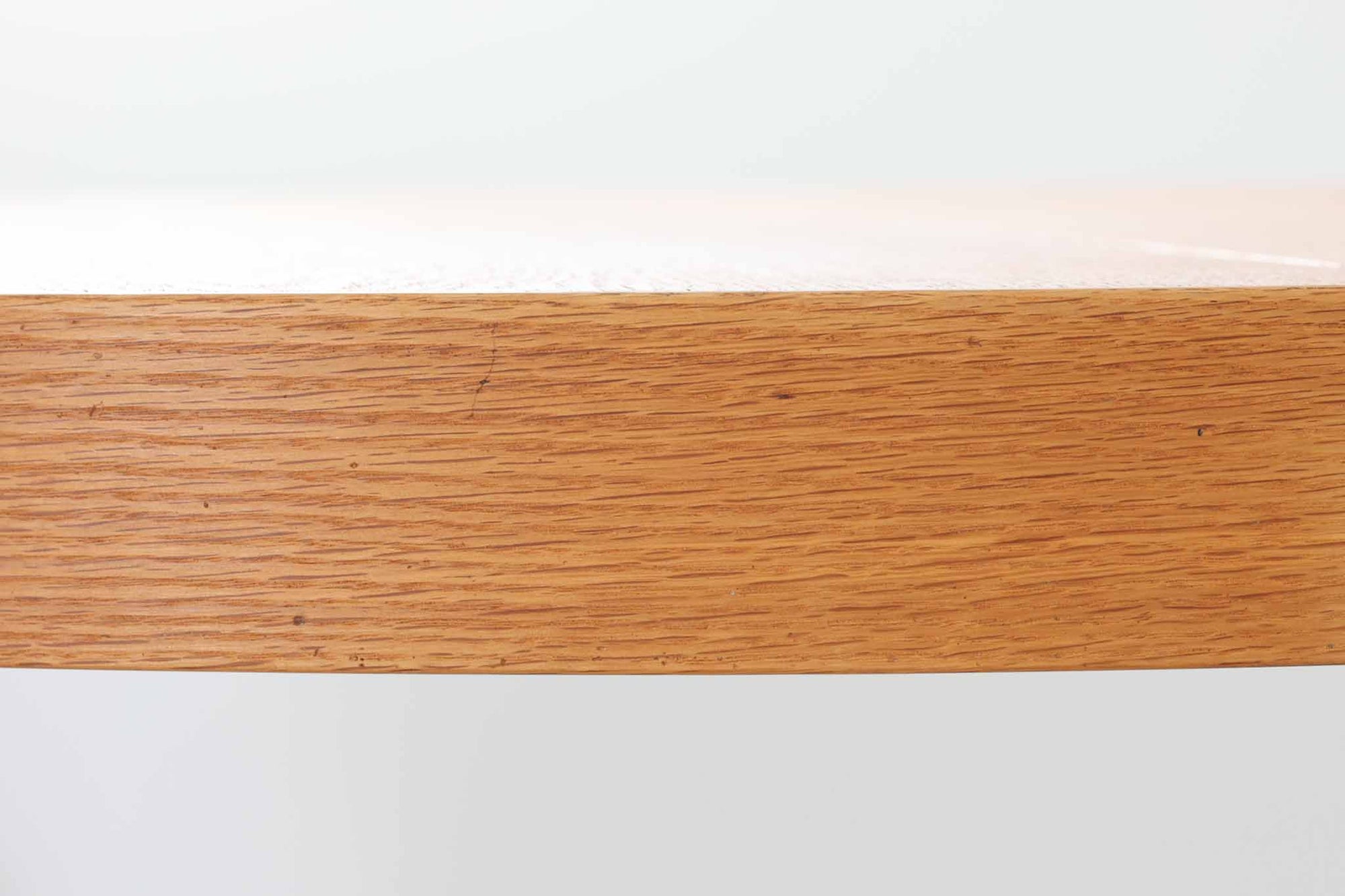 美しい木目のオーク材で作られたデンマーク製のビンテージダイニングテーブルです。シンプルでありながら北欧らしい洗練されたデザインが魅力で、エクステンション機能により天板を伸長して大人数にも対応可能です。天板を閉じた状態では直径のある円形テーブルとして、拡張時には楕円形になり広々とご使用いただけます。丸みを帯びた天板のエッジと先細りの脚が軽やかで、どんな空間にも調和します。Danish Controlの刻印も確認でき、品質の高さが伺える逸品です。北欧モダンな空間演出におすすめの一台です。