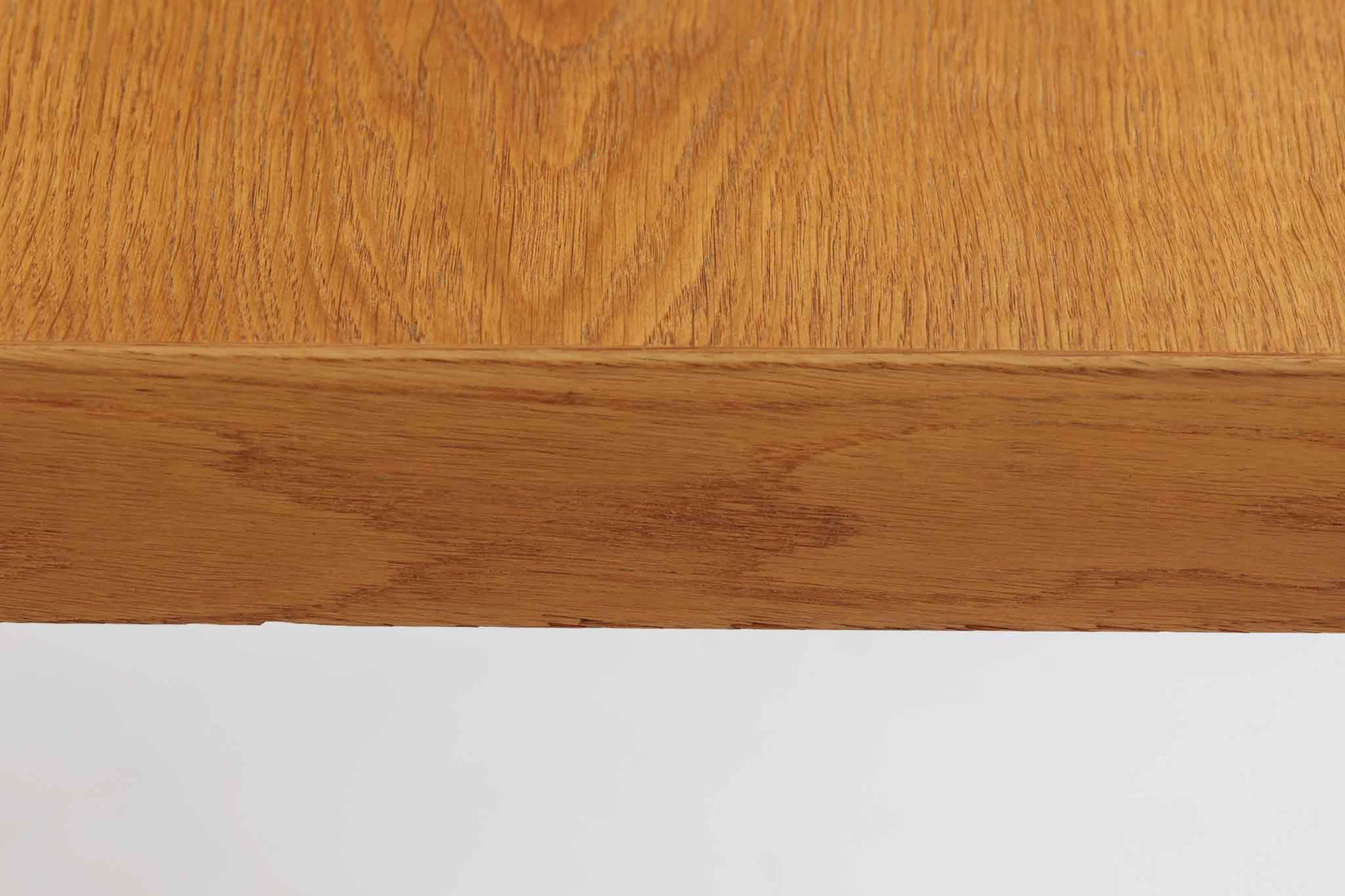 美しい木目のオーク材で作られたデンマーク製のビンテージダイニングテーブルです。シンプルでありながら北欧らしい洗練されたデザインが魅力で、エクステンション機能により天板を伸長して大人数にも対応可能です。天板を閉じた状態では直径のある円形テーブルとして、拡張時には楕円形になり広々とご使用いただけます。丸みを帯びた天板のエッジと先細りの脚が軽やかで、どんな空間にも調和します。Danish Controlの刻印も確認でき、品質の高さが伺える逸品です。北欧モダンな空間演出におすすめの一台です。