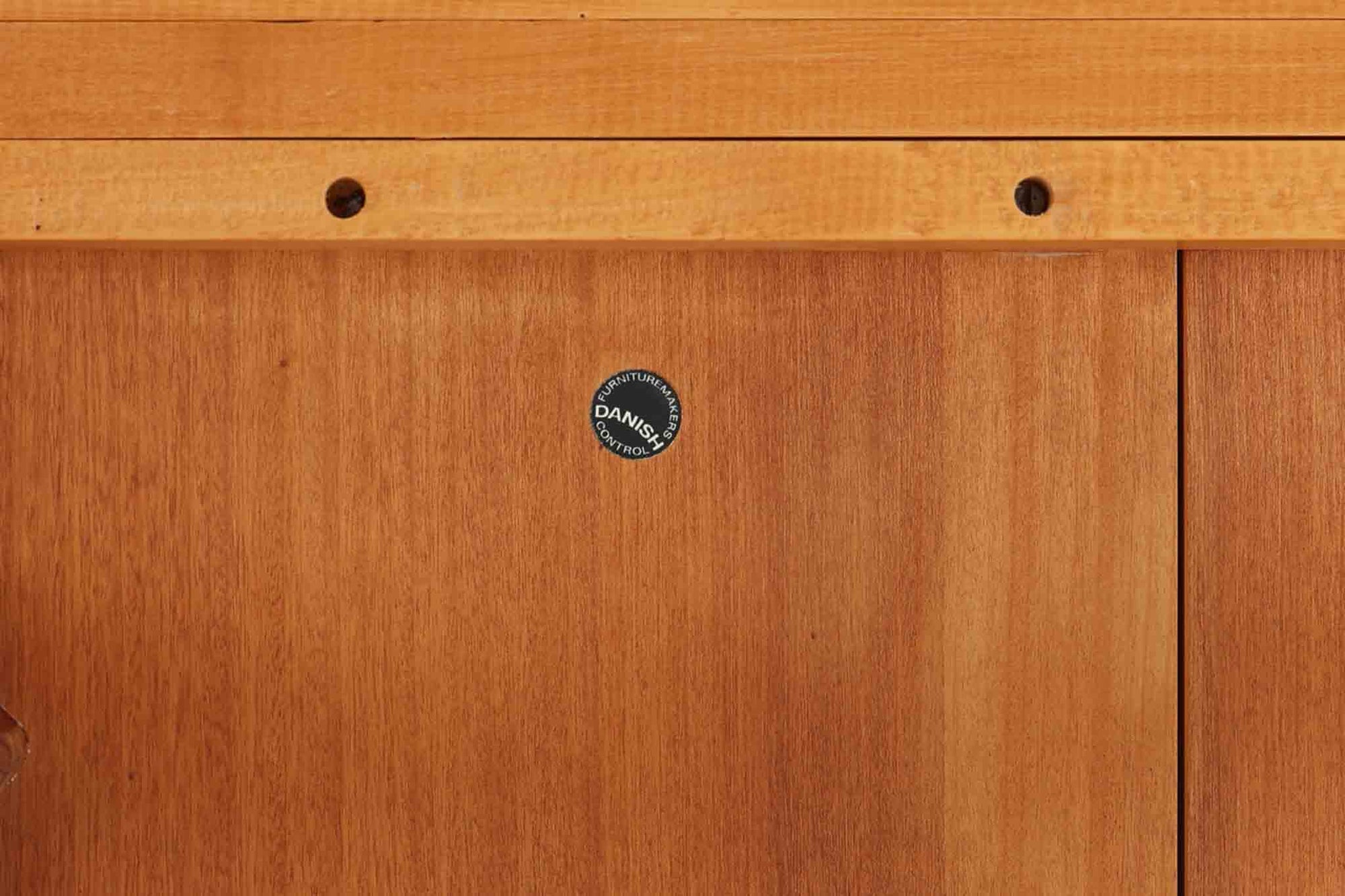 美しい木目のオーク材で作られたデンマーク製のビンテージダイニングテーブルです。シンプルでありながら北欧らしい洗練されたデザインが魅力で、エクステンション機能により天板を伸長して大人数にも対応可能です。天板を閉じた状態では直径のある円形テーブルとして、拡張時には楕円形になり広々とご使用いただけます。丸みを帯びた天板のエッジと先細りの脚が軽やかで、どんな空間にも調和します。Danish Controlの刻印も確認でき、品質の高さが伺える逸品です。北欧モダンな空間演出におすすめの一台です。