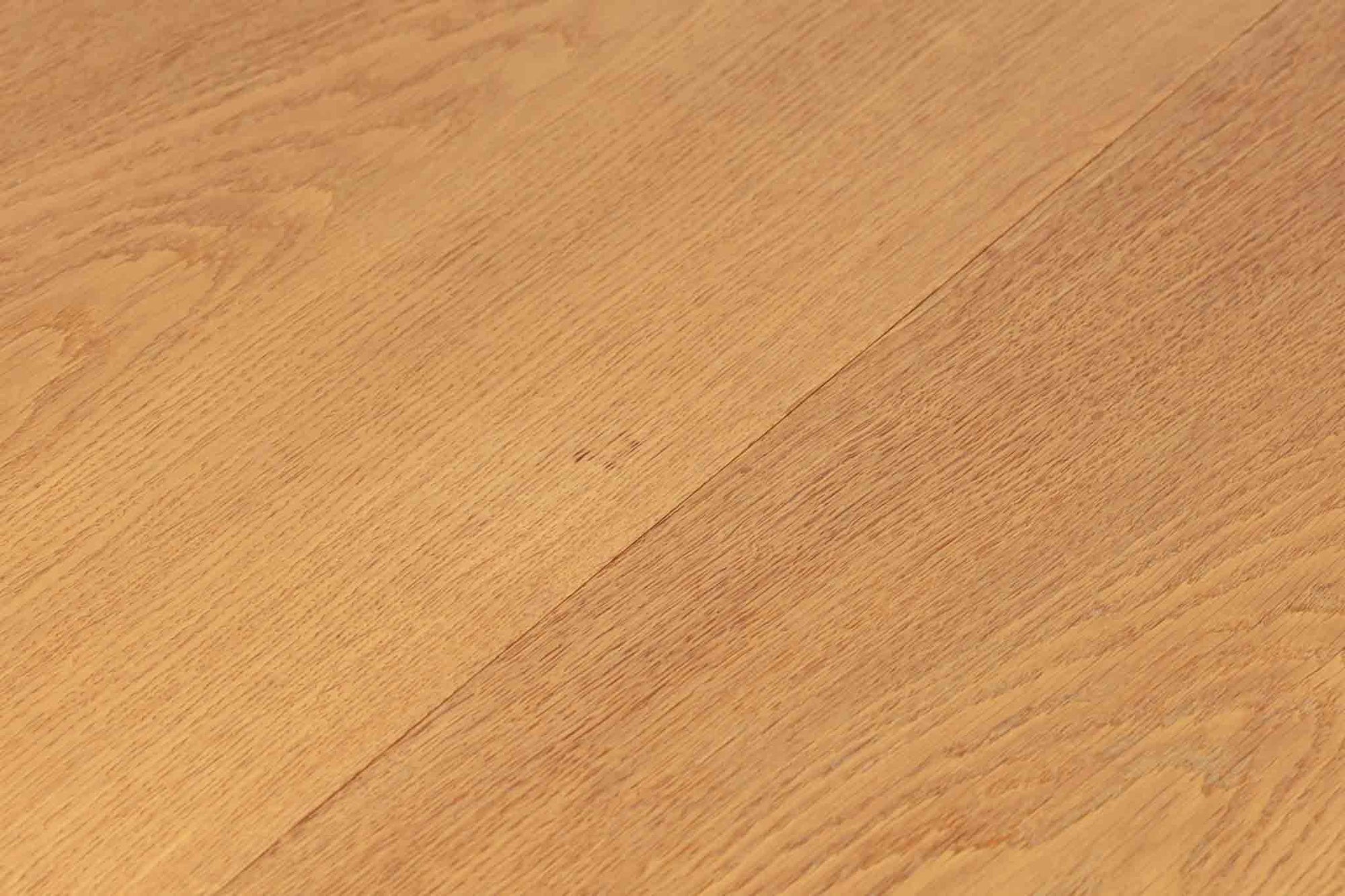 美しい木目のオーク材で作られたデンマーク製のビンテージダイニングテーブルです。シンプルでありながら北欧らしい洗練されたデザインが魅力で、エクステンション機能により天板を伸長して大人数にも対応可能です。天板を閉じた状態では直径のある円形テーブルとして、拡張時には楕円形になり広々とご使用いただけます。丸みを帯びた天板のエッジと先細りの脚が軽やかで、どんな空間にも調和します。Danish Controlの刻印も確認でき、品質の高さが伺える逸品です。北欧モダンな空間演出におすすめの一台です。