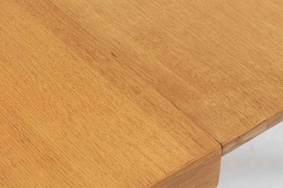 美しい木目のオーク材で作られたデンマーク製のビンテージダイニングテーブルです。シンプルでありながら北欧らしい洗練されたデザインが魅力で、エクステンション機能により天板を伸長して大人数にも対応可能です。天板を閉じた状態では直径のある円形テーブルとして、拡張時には楕円形になり広々とご使用いただけます。丸みを帯びた天板のエッジと先細りの脚が軽やかで、どんな空間にも調和します。Danish Controlの刻印も確認でき、品質の高さが伺える逸品です。北欧モダンな空間演出におすすめの一台です。